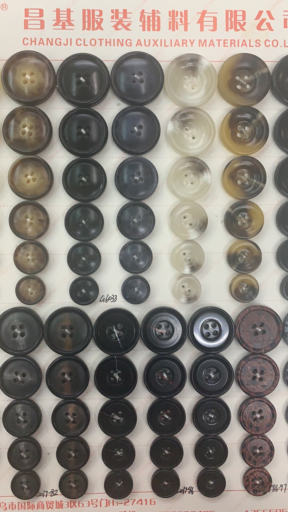 手缝和机器订/配饰/纽扣细节图