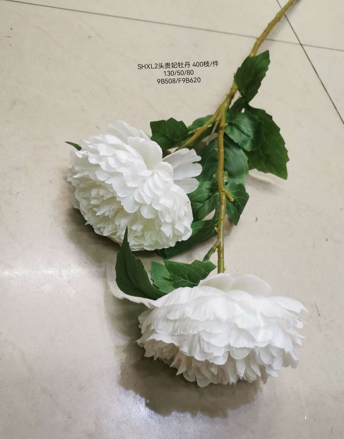 Wedding video: The bride holds a bouquet of flowers and makes a bouquet. Home decoration: living room, conference hall, hotel lobby. Artificial velvet bouquets, two roses, and peonies of the imperial concubine are placed detail image 4