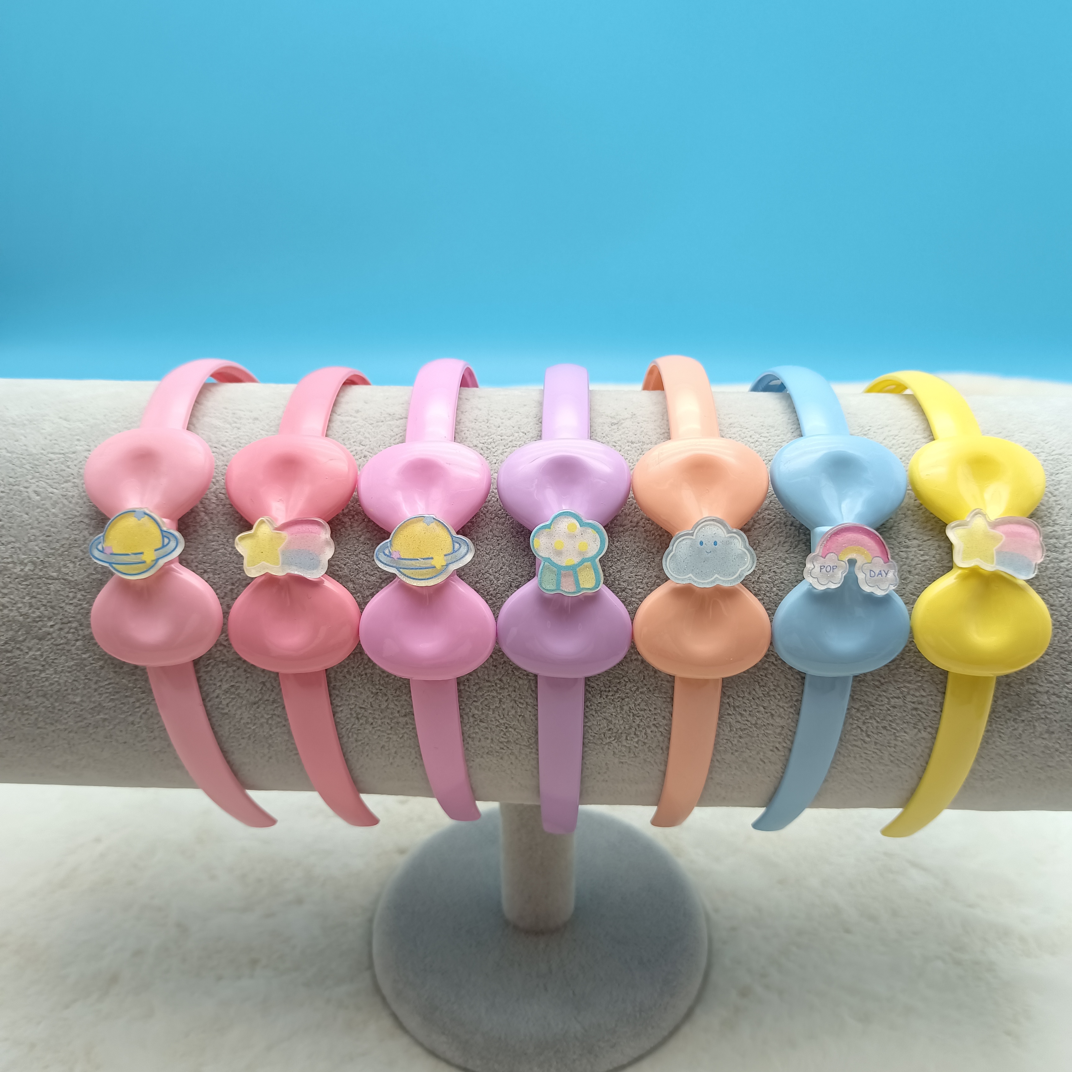 Yiwu quality children's headclips, hair bands and bow ties with cartoon stickers Application Scenario