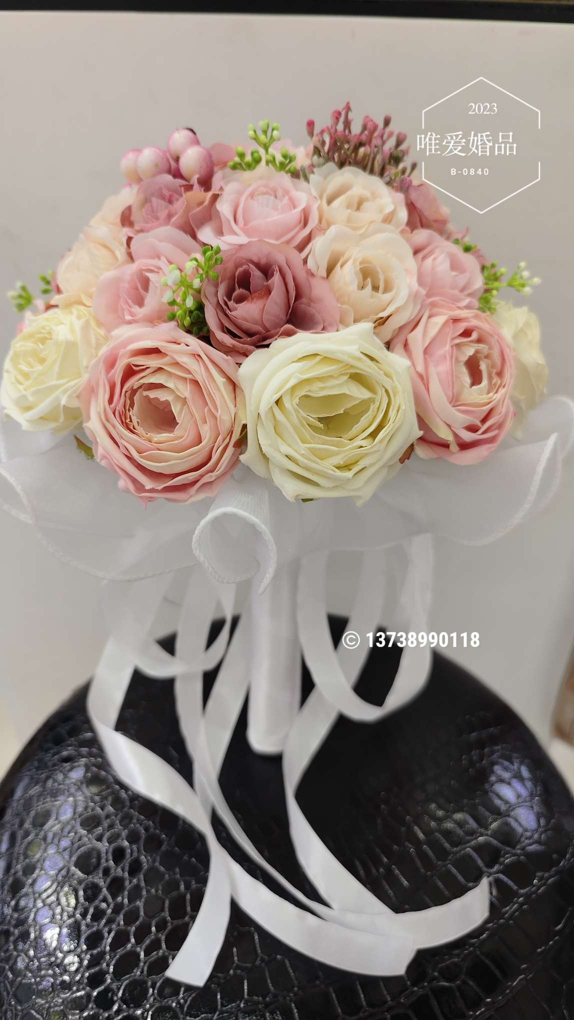 The bride's wedding with a bouquet of flowers, simulated rose wedding photos, fake bouquet of flowers, getting married, forest-style photo props, only love detail image 2