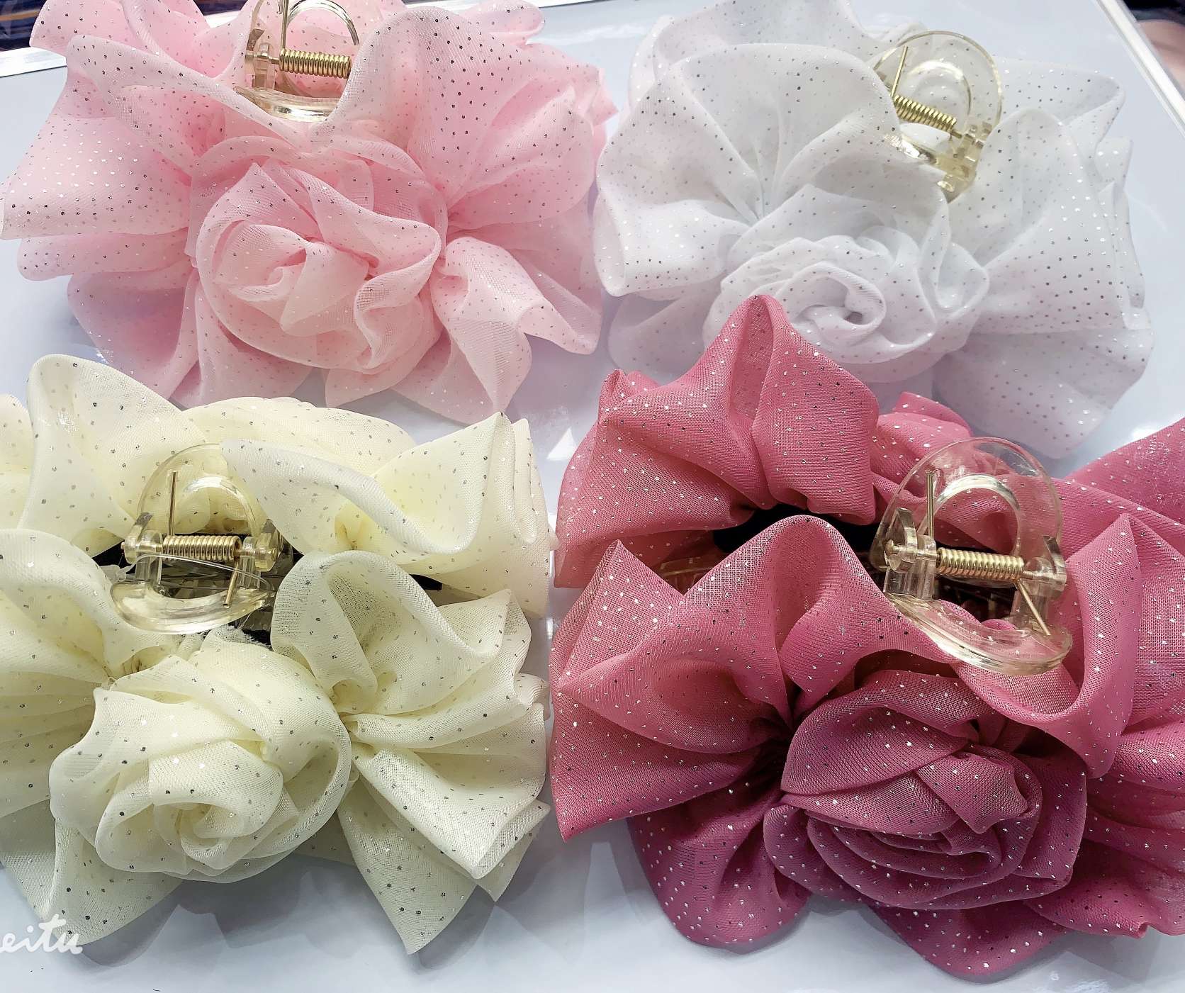 A large-sized Korean-style handcrafted rose flower grabber that is both elegant and fashionable