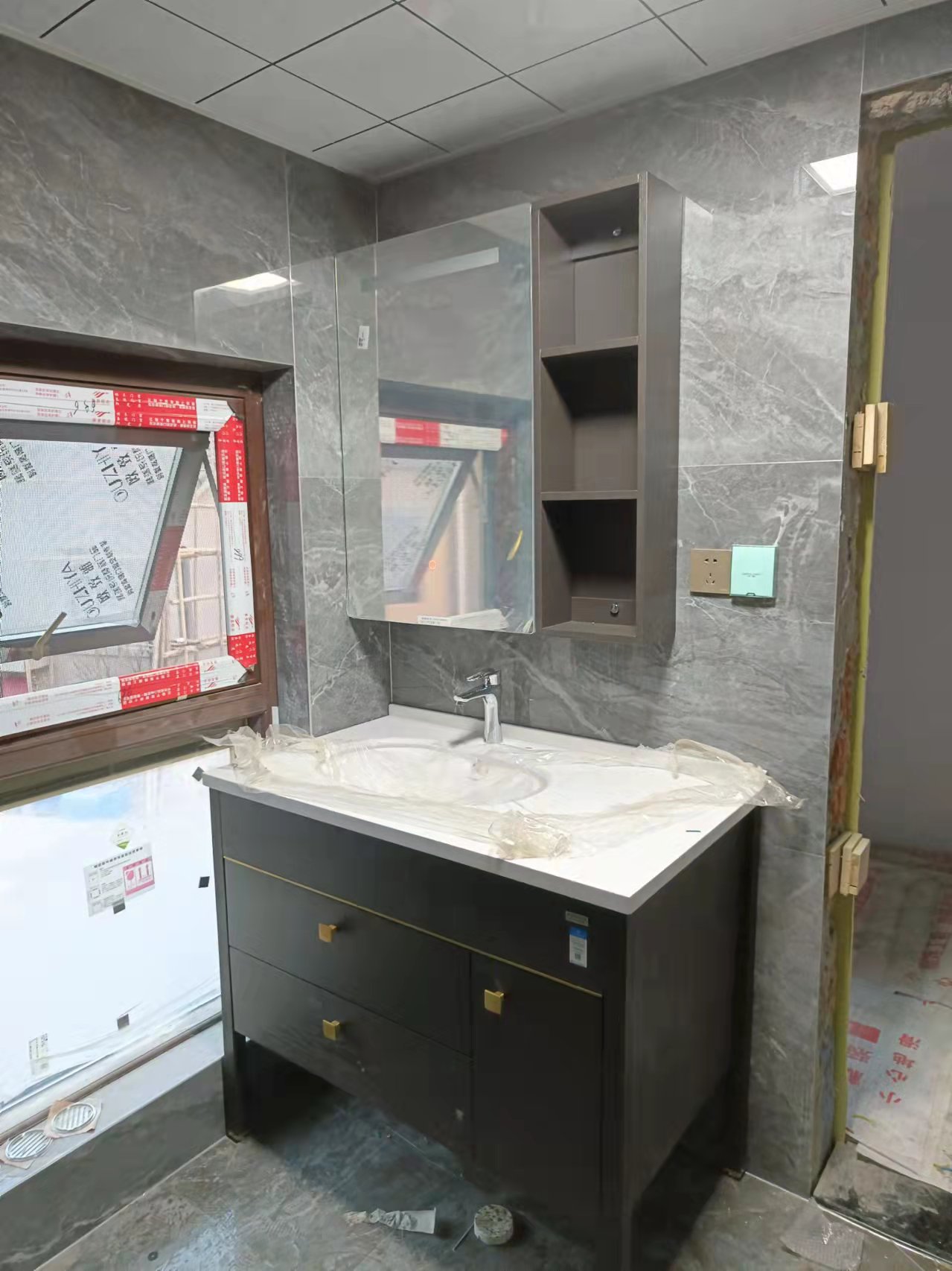 Fanrong Building Materials' Purifan Light Luxury bathroom cabinet, Ludevis series washbasin 80 cm Application Scenario