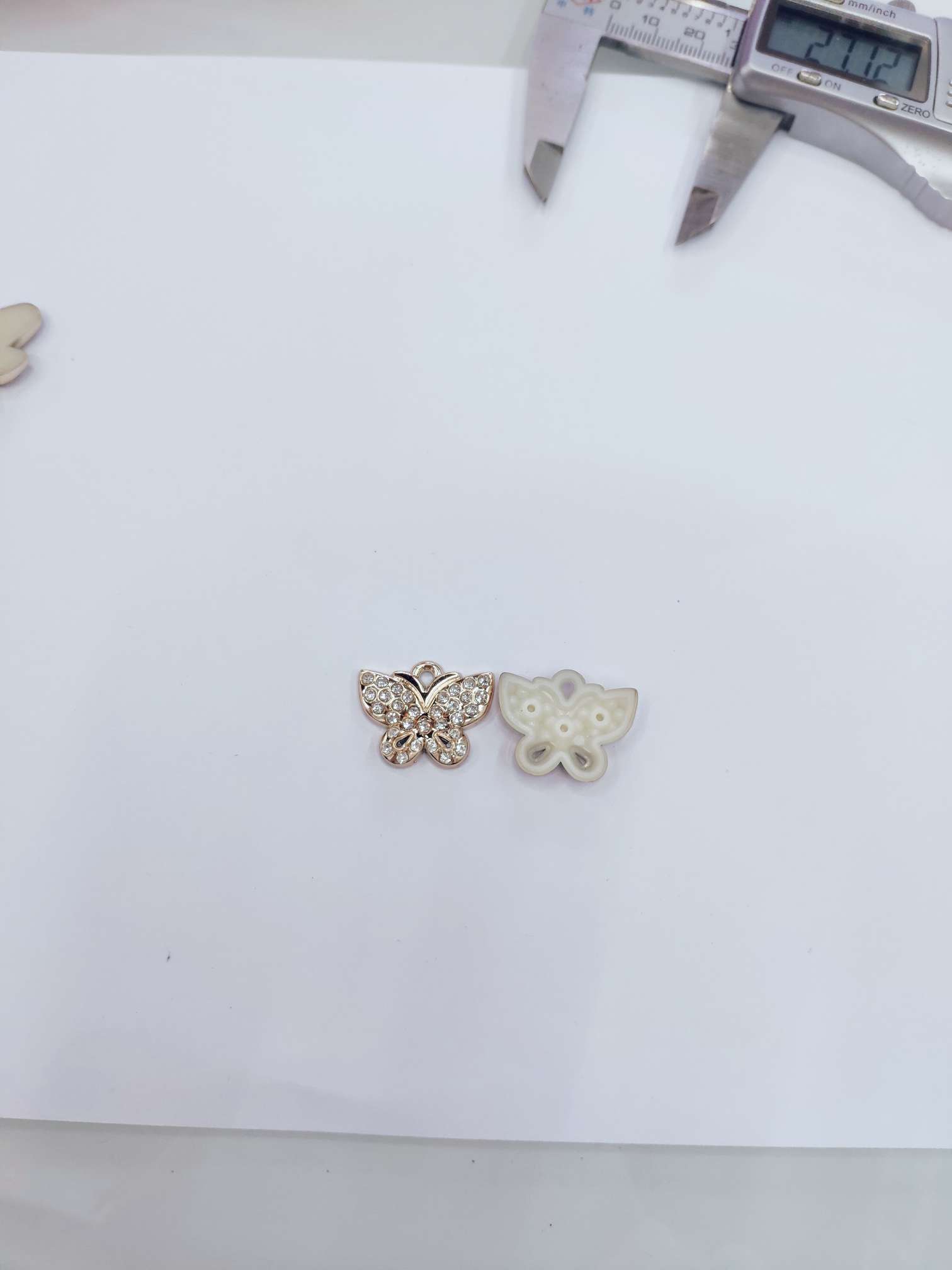 供应 塑料铆钉 胶钉 蜜蜂撞钉 洞洞鞋 服装 箱包装饰配件。详情6