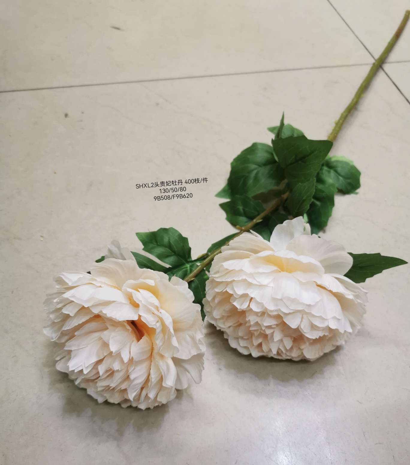 Wedding video: The bride holds a bouquet of flowers and makes a bouquet. Home decoration: living room, conference hall, hotel lobby. Artificial velvet bouquets, two roses, and peonies of the imperial concubine are placed Item Picture