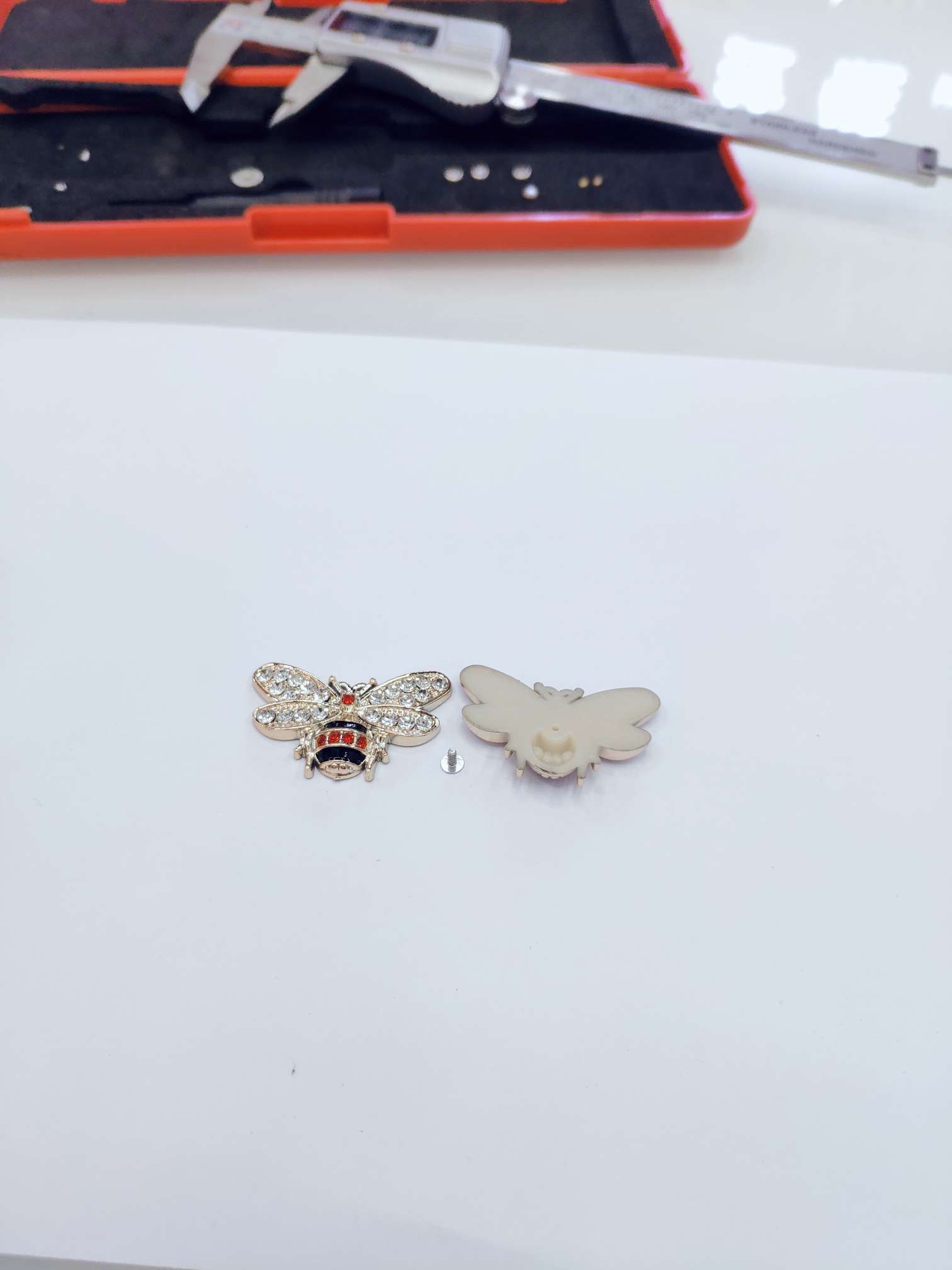 供应 塑料铆钉 胶钉 蜜蜂撞钉 洞洞鞋 服装 箱包装饰配件。详情4