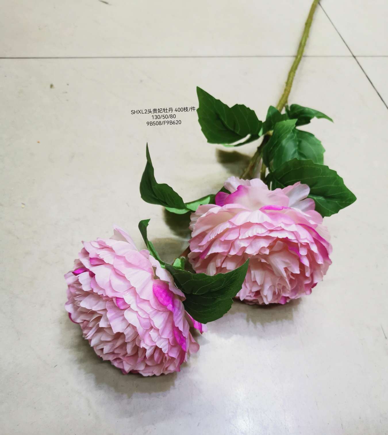 Wedding video: The bride holds a bouquet of flowers and makes a bouquet. Home decoration: living room, conference hall, hotel lobby. Artificial velvet bouquets, two roses, and peonies of the imperial concubine are placed detail image 5