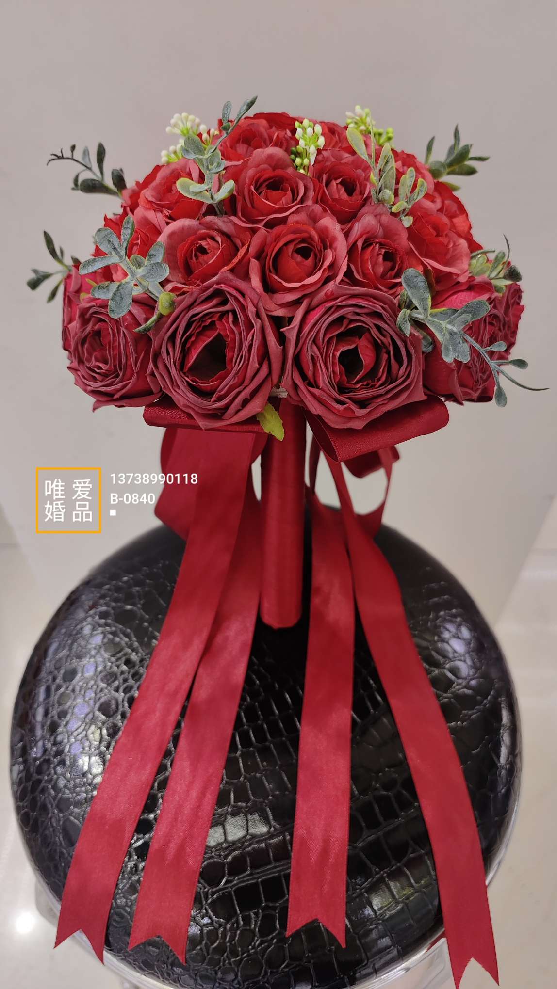 The bride's wedding with a bouquet of flowers, simulated rose wedding photos, fake bouquet of flowers, getting married, forest-style photo props, only love Specification image