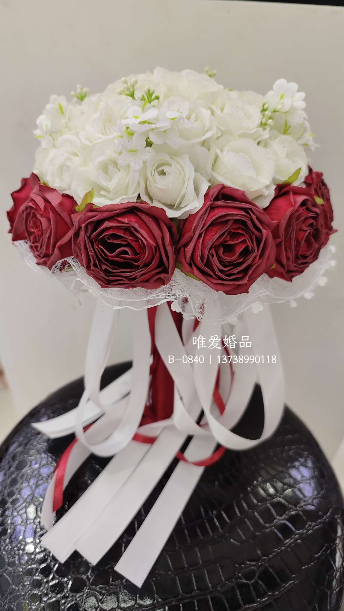 The bride's wedding with a bouquet of flowers, simulated rose wedding photos, fake bouquet of flowers, getting married, forest-style photo props, only love Item Picture
