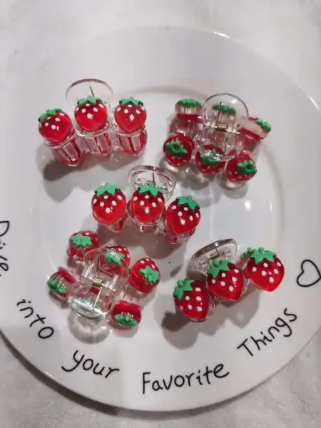 Children's medium-sized fashionable strawberry gripper