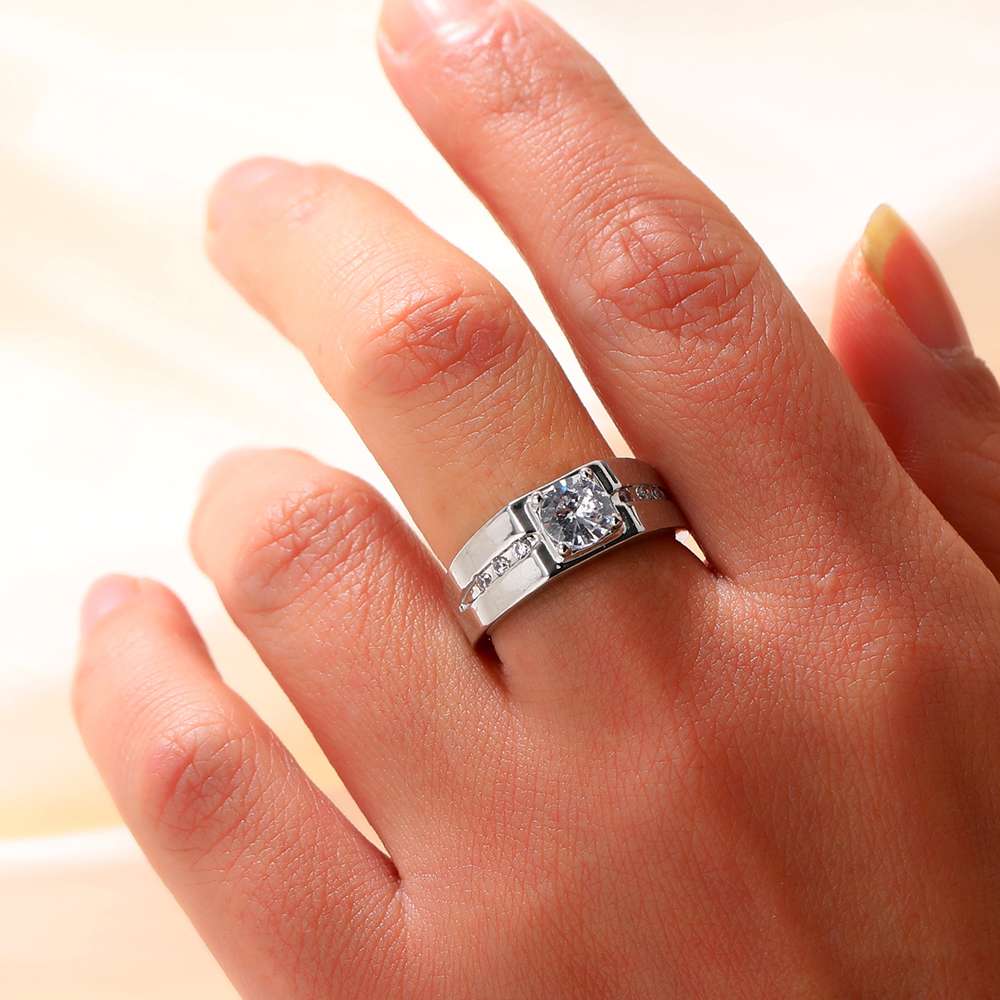 A full-sized open-top ring made of electroplated white gold zircon Specification image