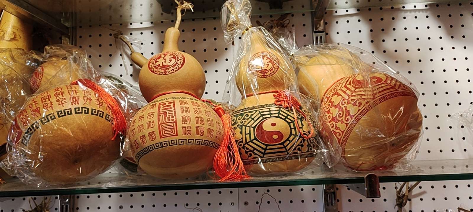 The small gourd is engraved by machine and hand-painted. May you have a lifetime of peace, good fortune, health and happiness, all your wishes come true, and good luck and happiness. Specification image