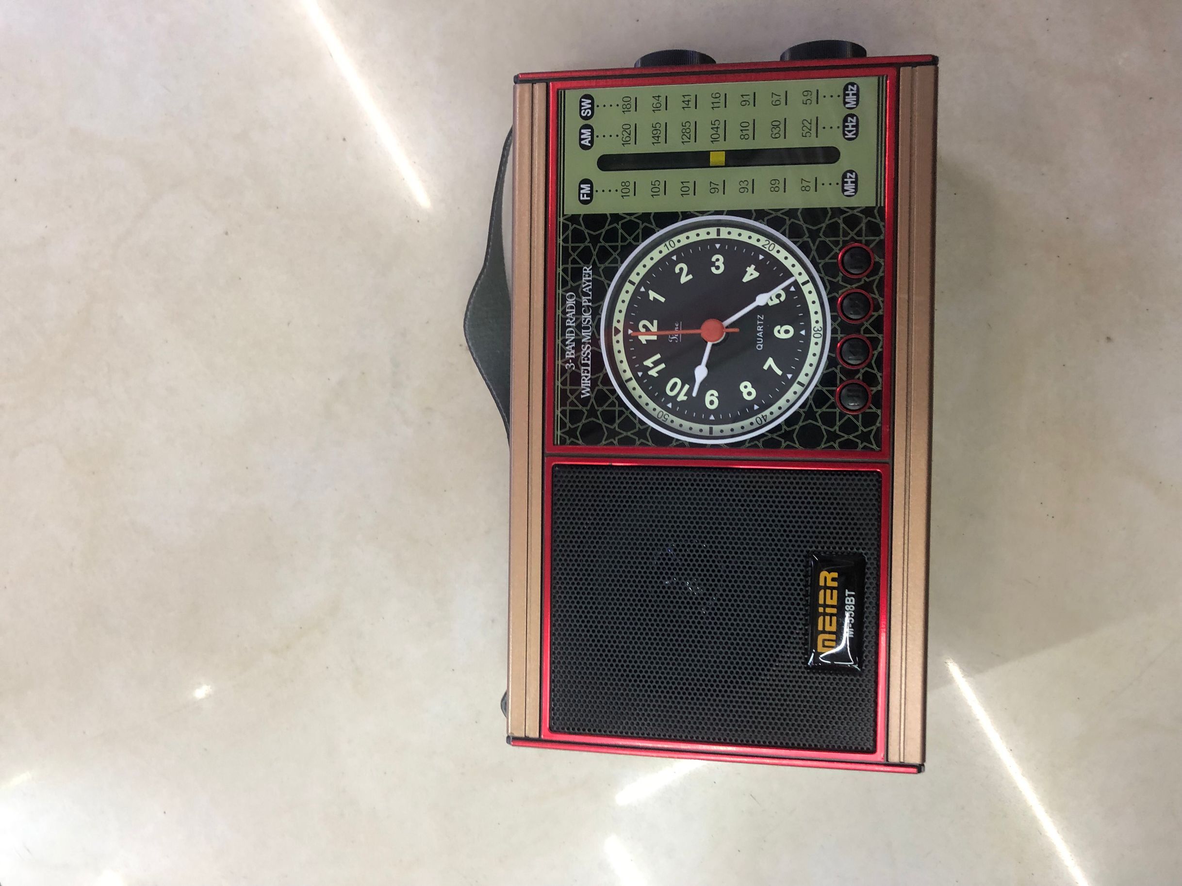 带钟和蓝牙产品图