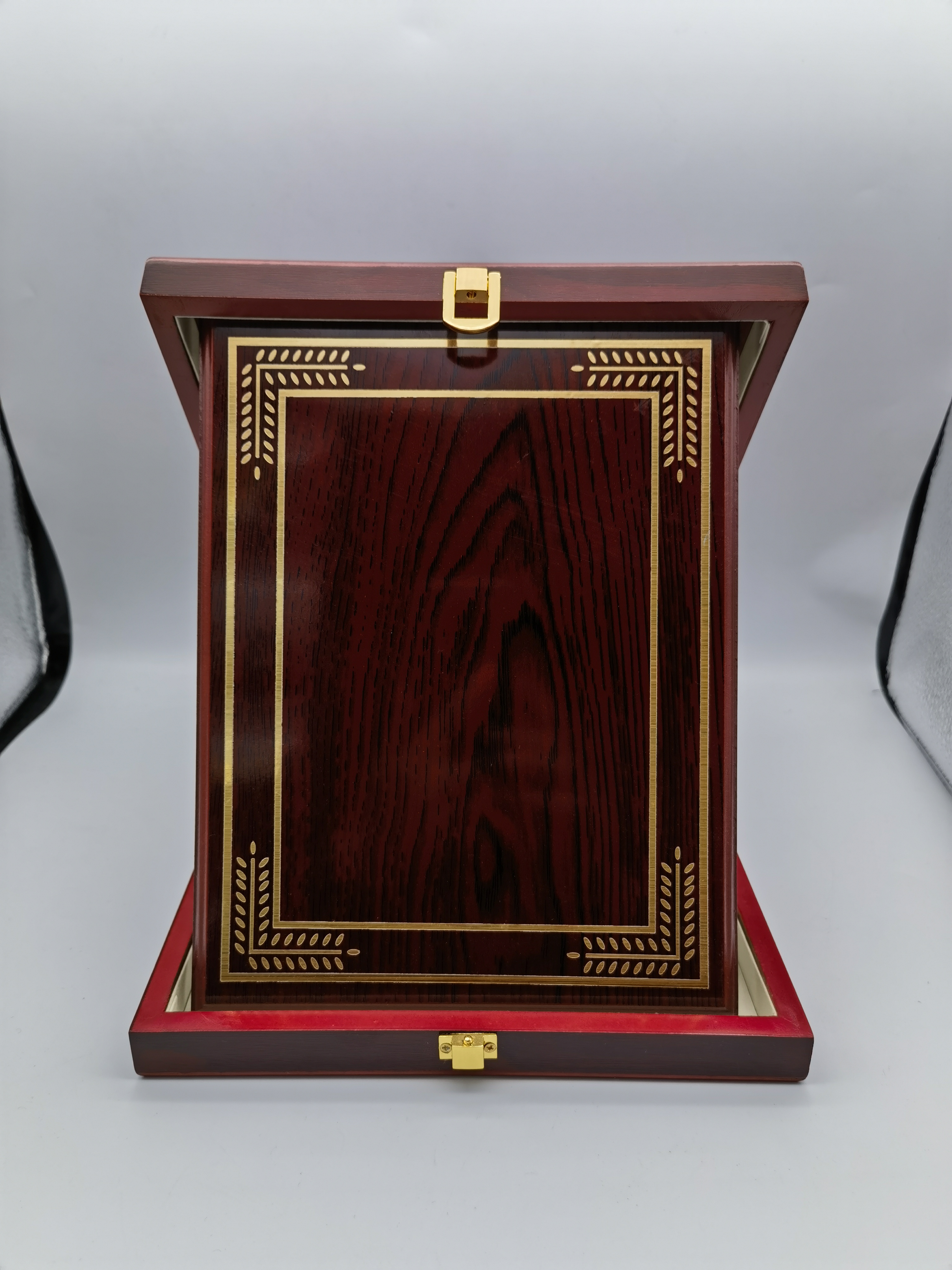 Density board spray-painted wooden box, hollowed-out laser-cut wooden box, gold-foil wooden box Application Scenario