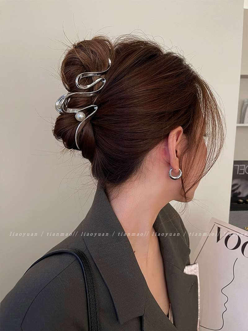 A niche and cold style design hair clip, a shark clip for the back of a woman's head in ins2023, a new high-end updo and gripper in large size detail image 3