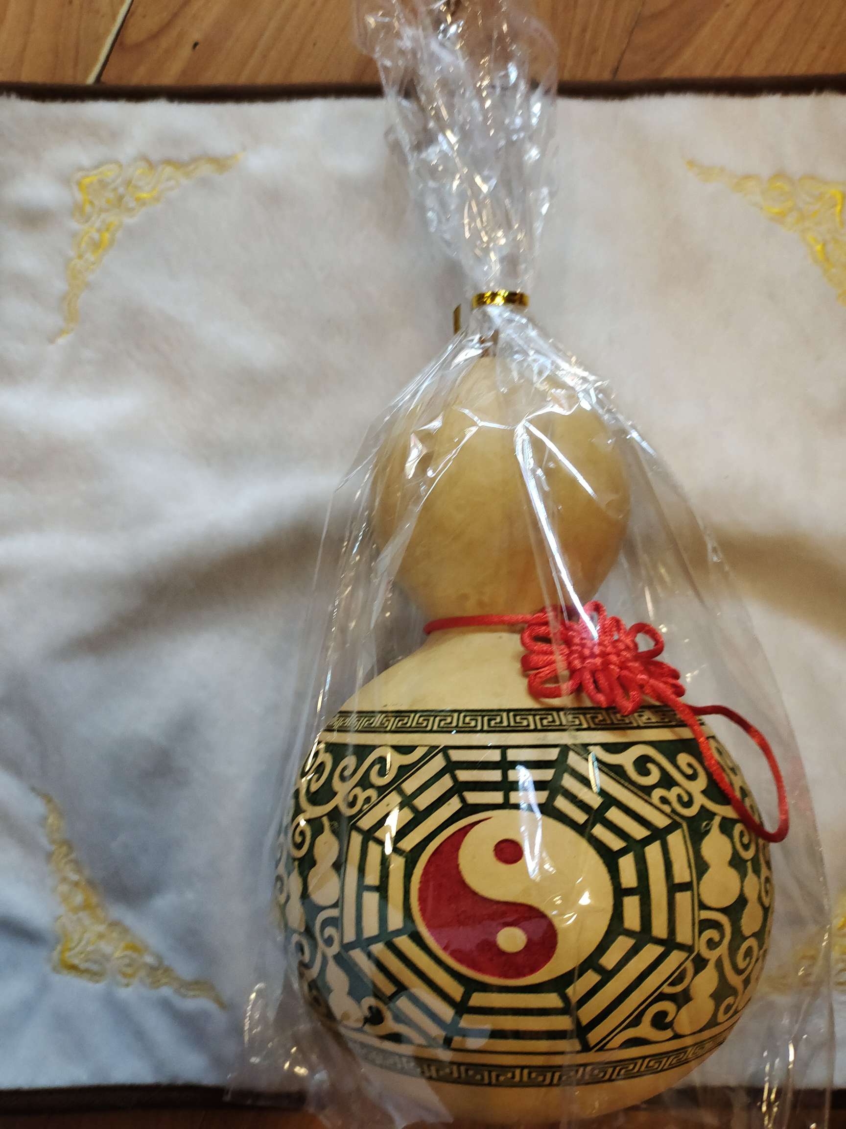 The small gourd is engraved by machine and hand-painted. May you have a lifetime of peace, good fortune, health and happiness, all your wishes come true, and good luck and happiness. Item Picture