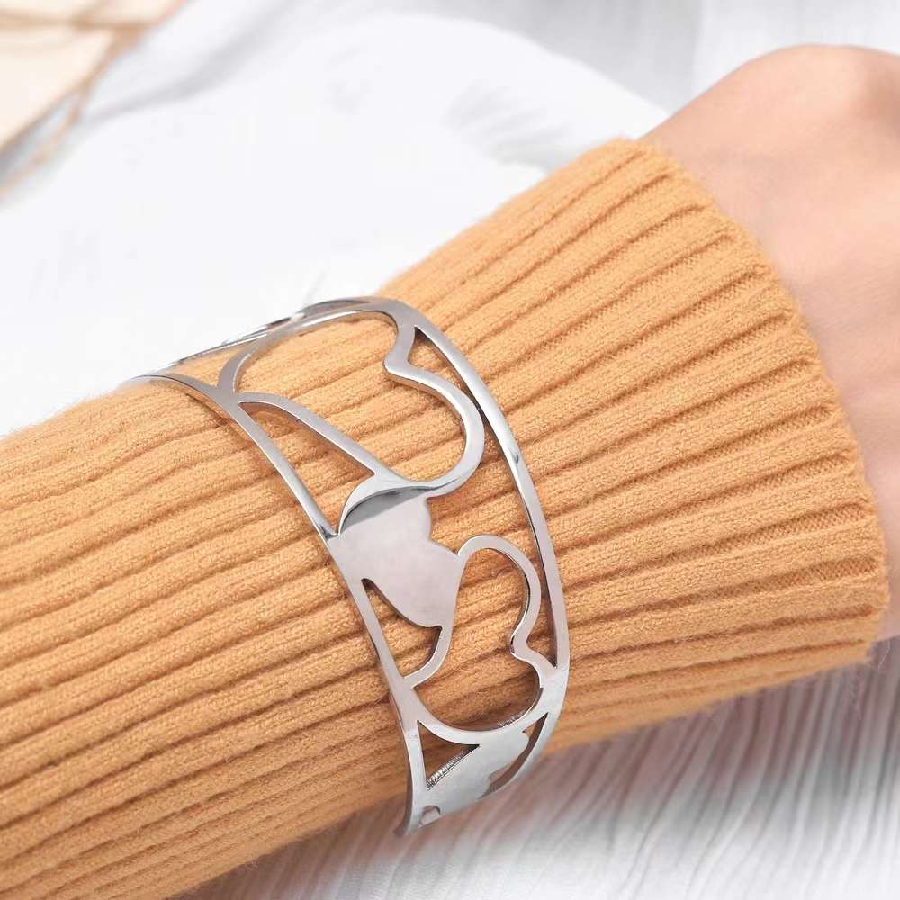 New stainless steel wrist accessories, heart-shaped hollowed-out wide open bracelet and wristband, ladies' titanium steel wrist accessories Application Scenario