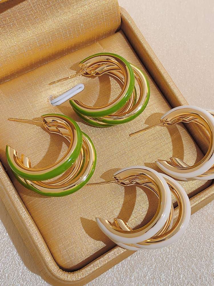 The "Three Lives and Three Worlds" glazed ear rings are fashionable, stylish, and feature a niche design with a sense of sophistication. The three-layer stud earrings are a new CC accessory for women Application Scenario