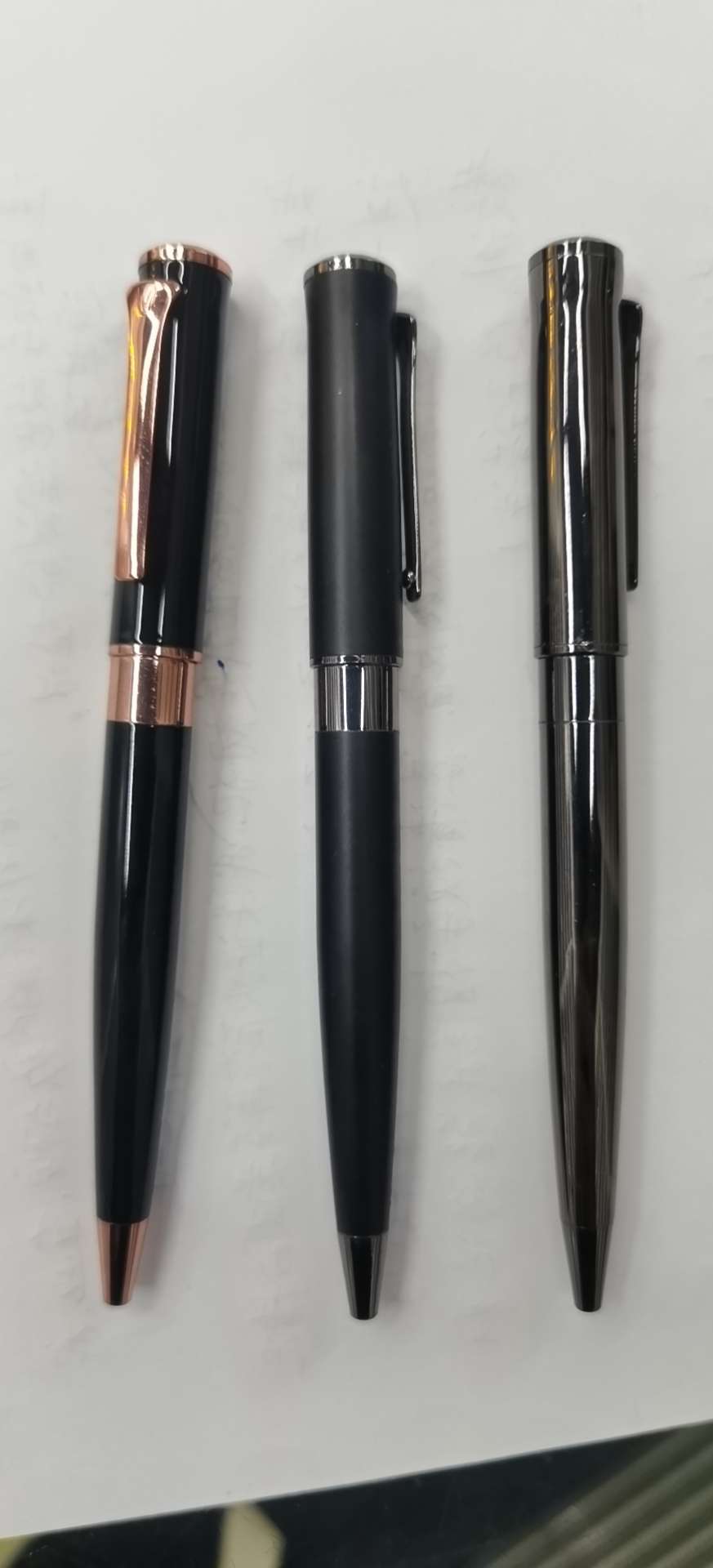 Students sign with metal gel pens, ballpoint pens, advertising gifts and water pens Specification image