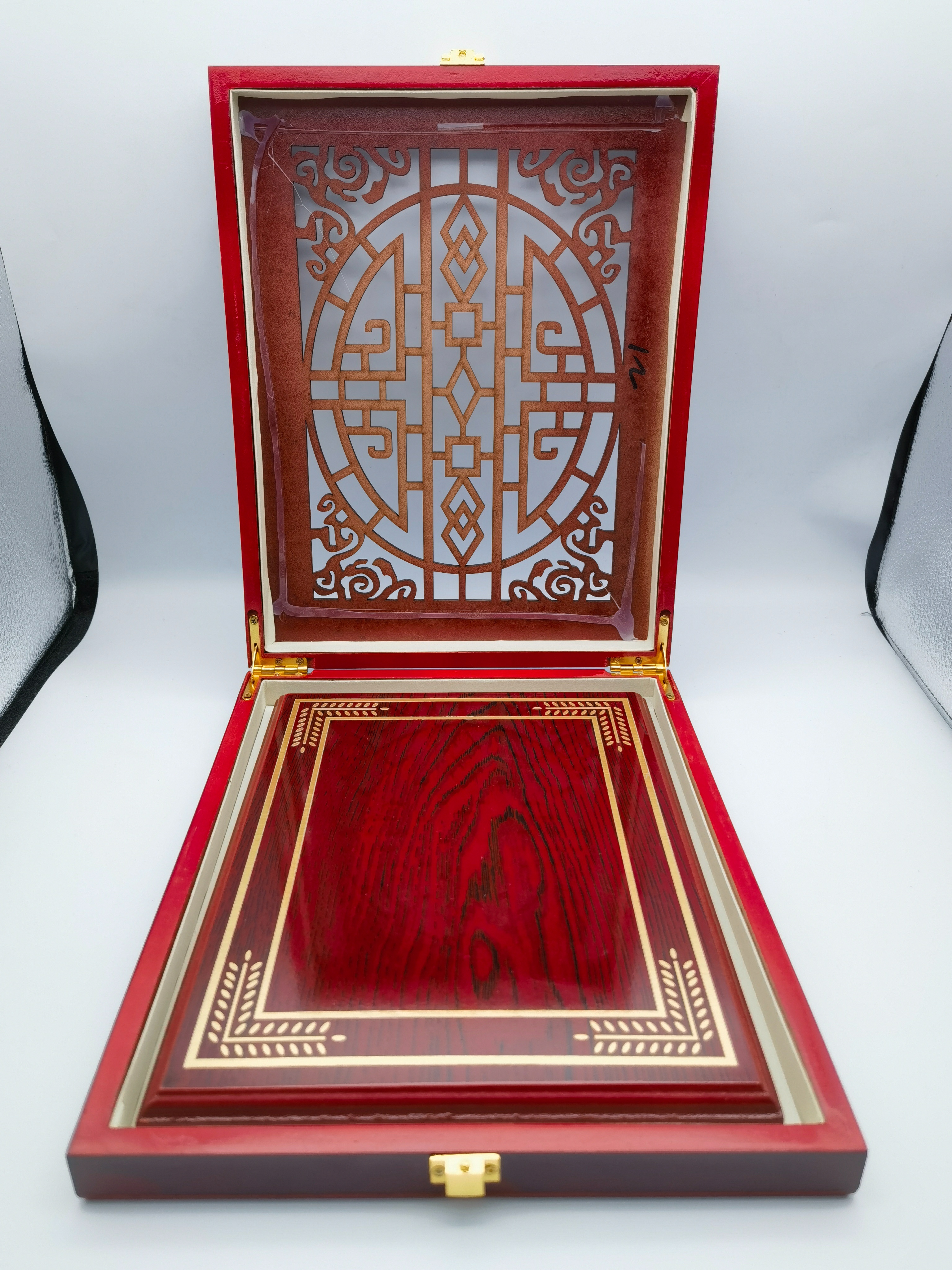 Density board spray-painted wooden box, hollowed-out laser-cut wooden box, gold-foil wooden box Specification image