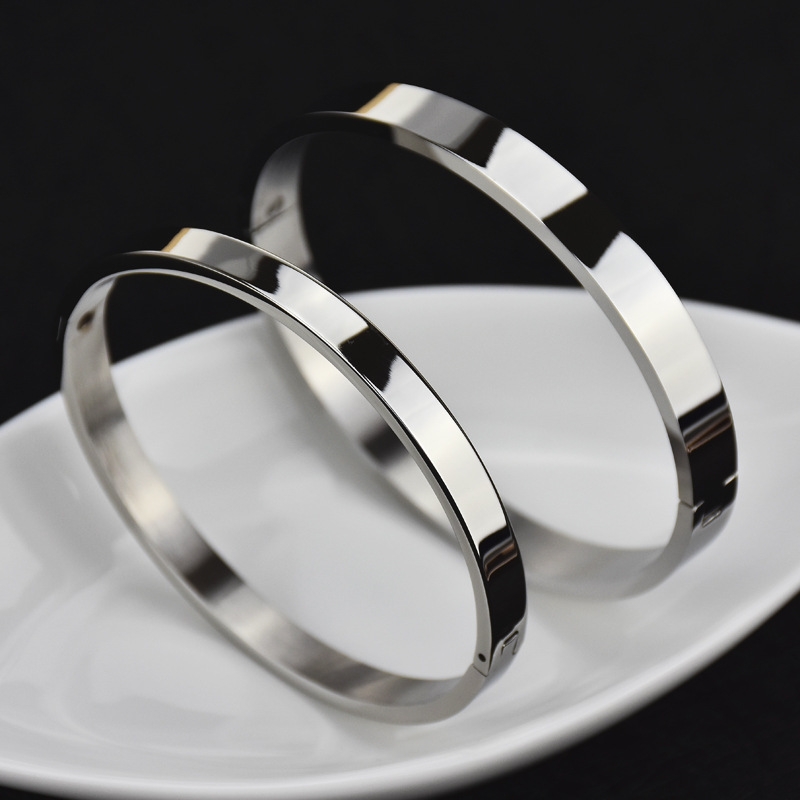 European and American smooth titanium steel couple open bracelet, rose gold stainless steel minimalist bracelet, elegant men's and women's accessories Application Scenario