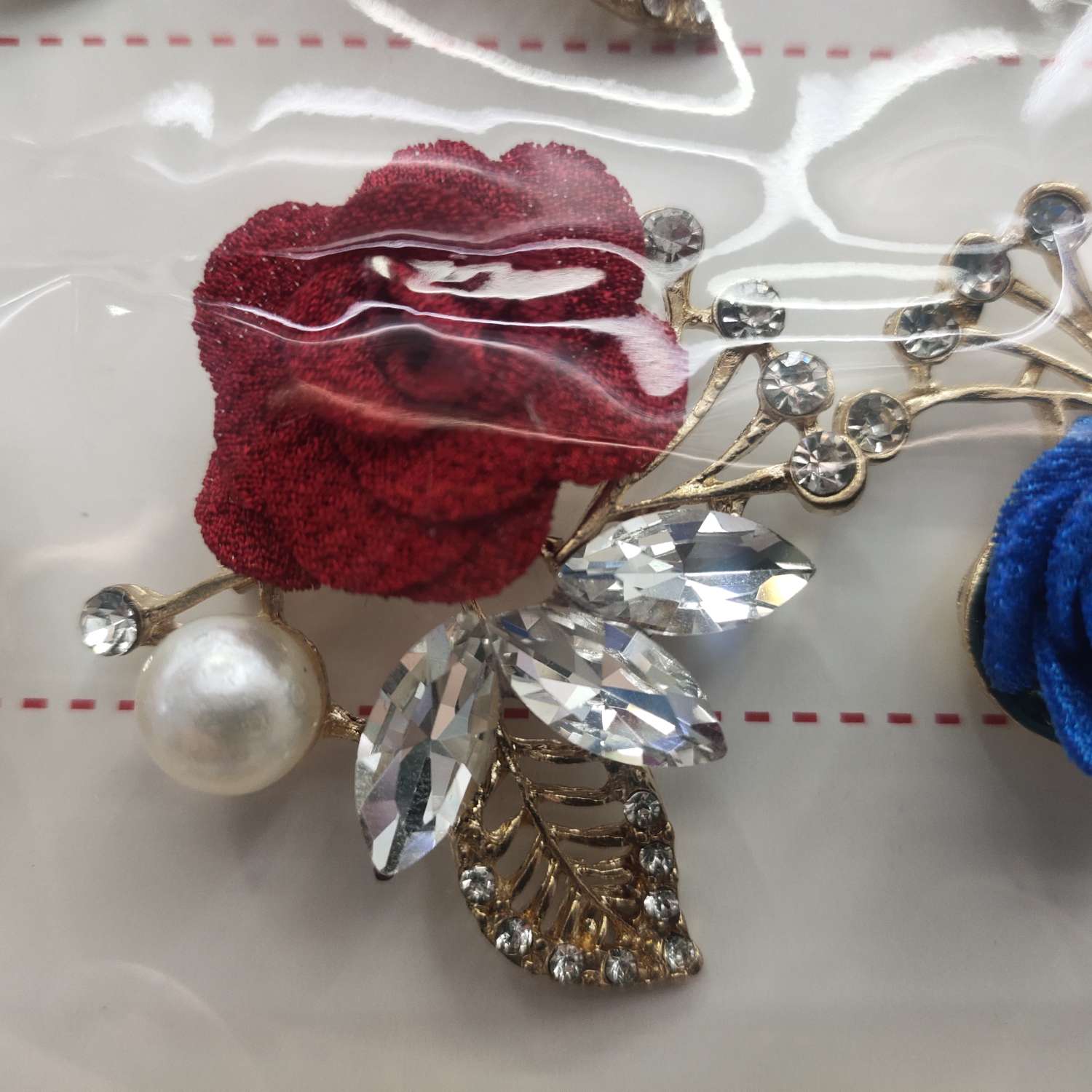 胸针花朵湖蓝，大红，白色产品图