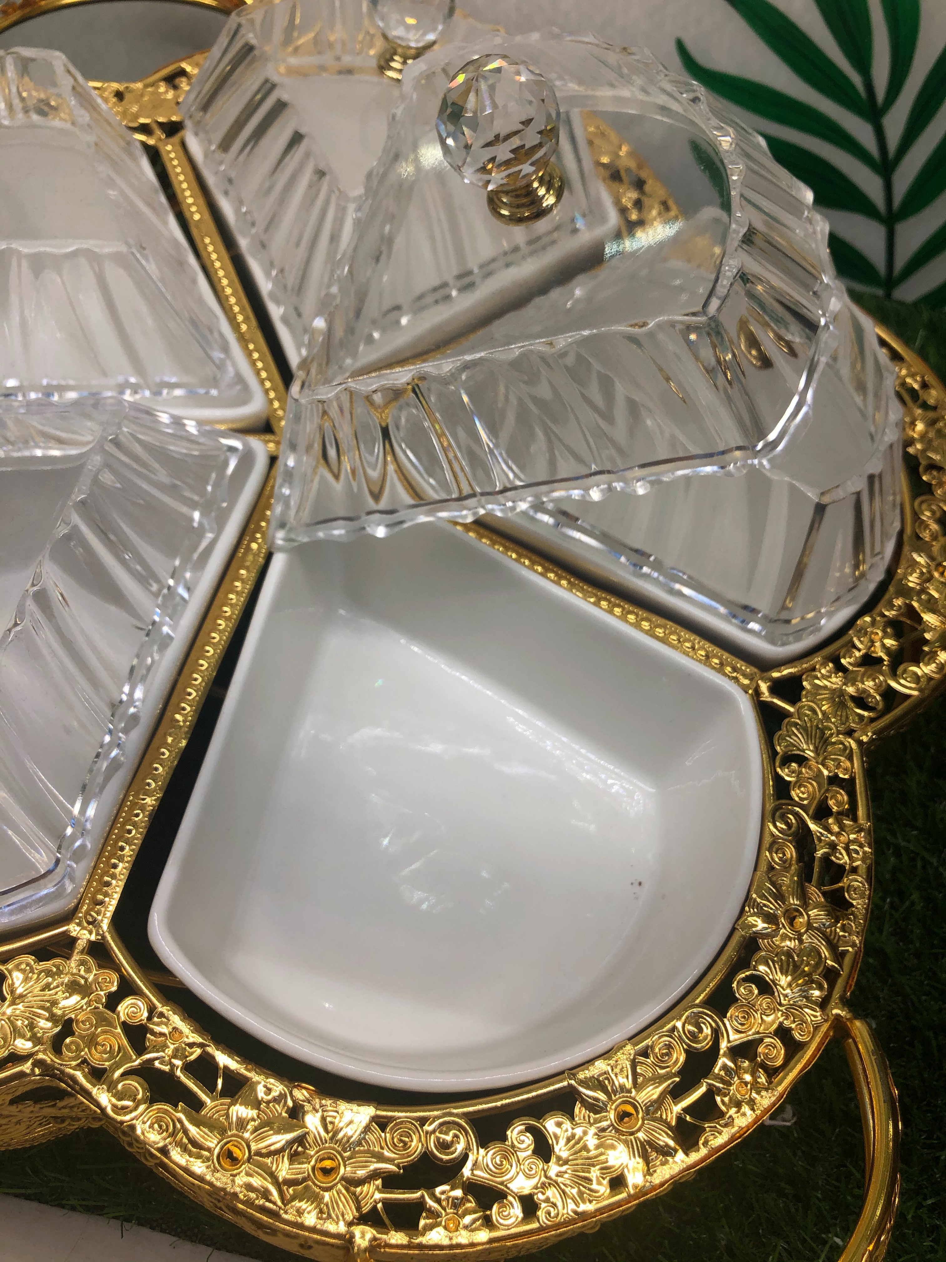 The five-diamond ceramic plate can hold nuts, snacks and small cakes Application Scenario