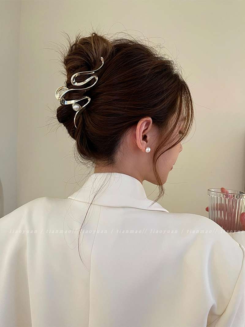 A niche and cold style design hair clip, a shark clip for the back of a woman's head in ins2023, a new high-end updo and gripper in large size