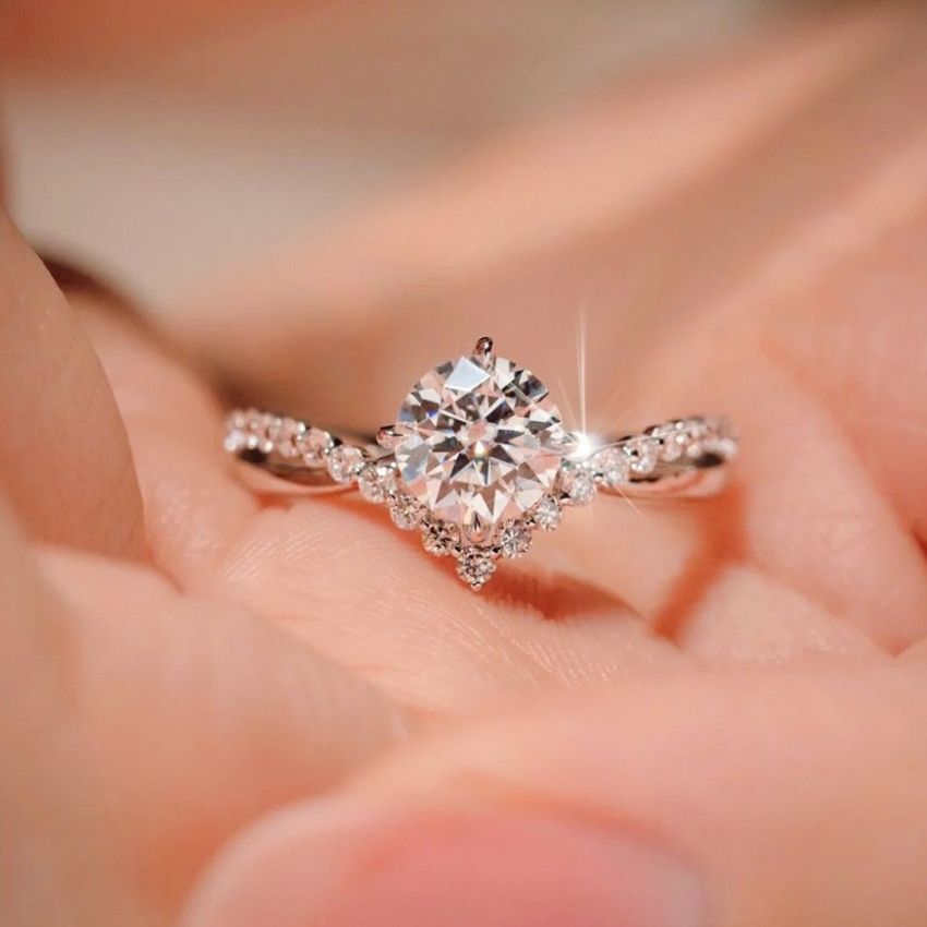 A trendy V-shaped full-set simulation wedding ring by a popular Internet celebrity details Picture