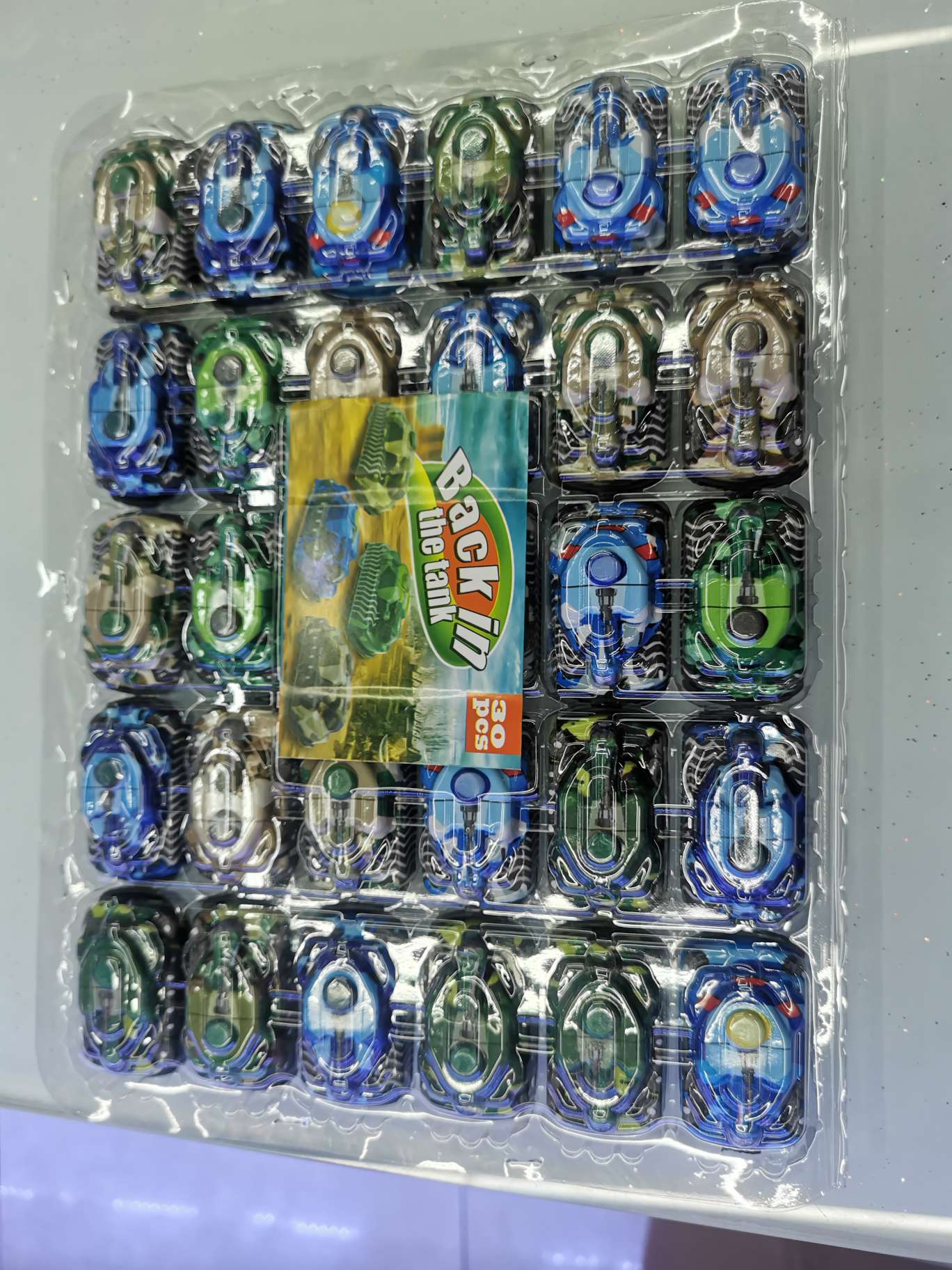 塑料盒子的小小迷你回力坦克汽车