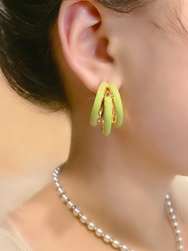 The "Three Lives and Three Worlds" glazed ear rings are fashionable, stylish, and feature a niche design with a sense of sophistication. The three-layer stud earrings are a new CC accessory for women Specification image