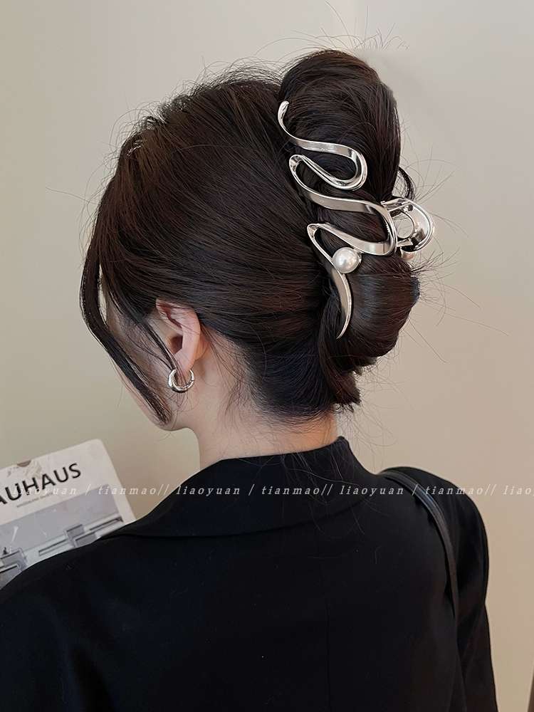 A niche and cold style design hair clip, a shark clip for the back of a woman's head in ins2023, a new high-end updo and gripper in large size detail image 5