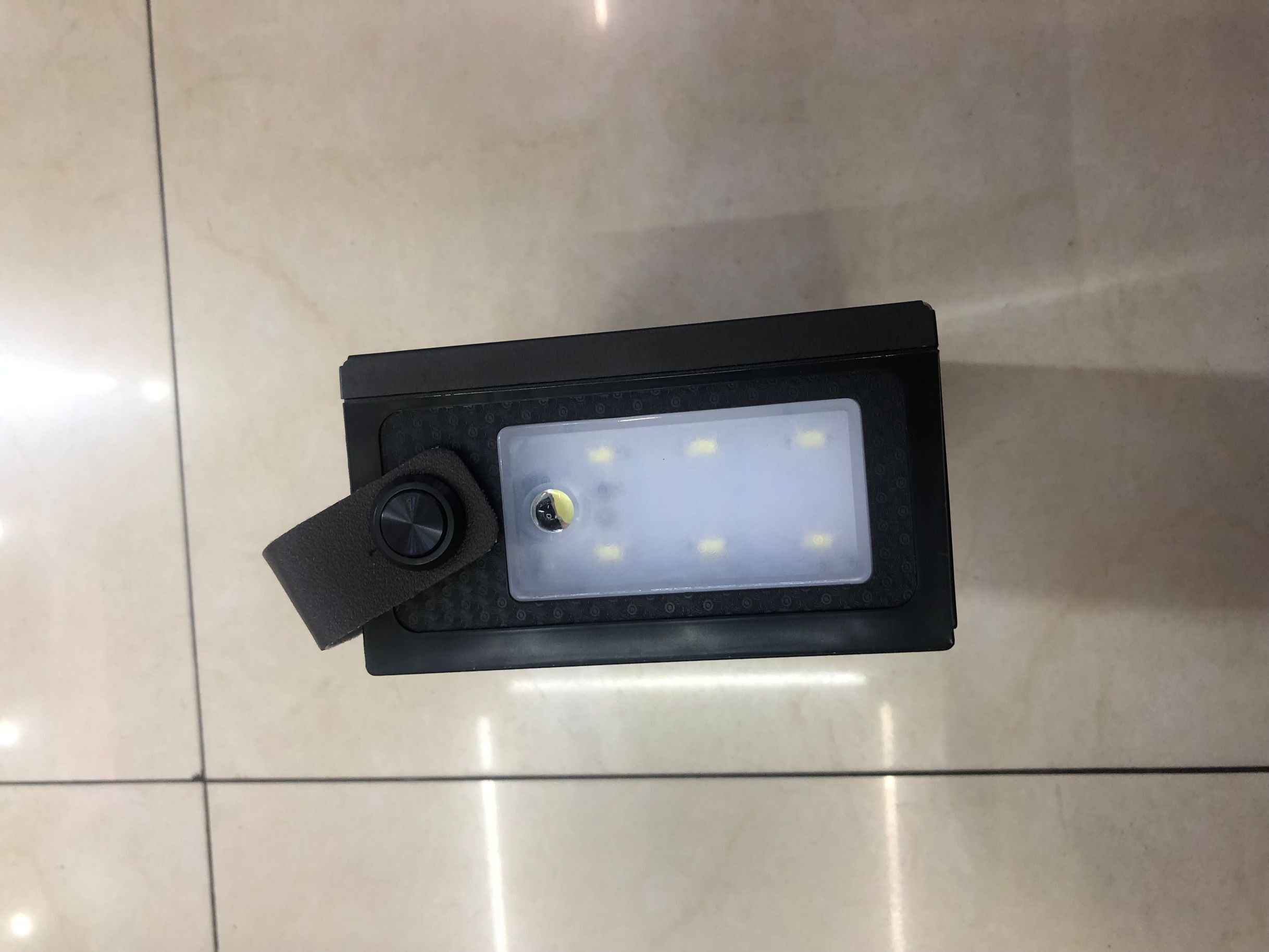 带钟和蓝牙细节图