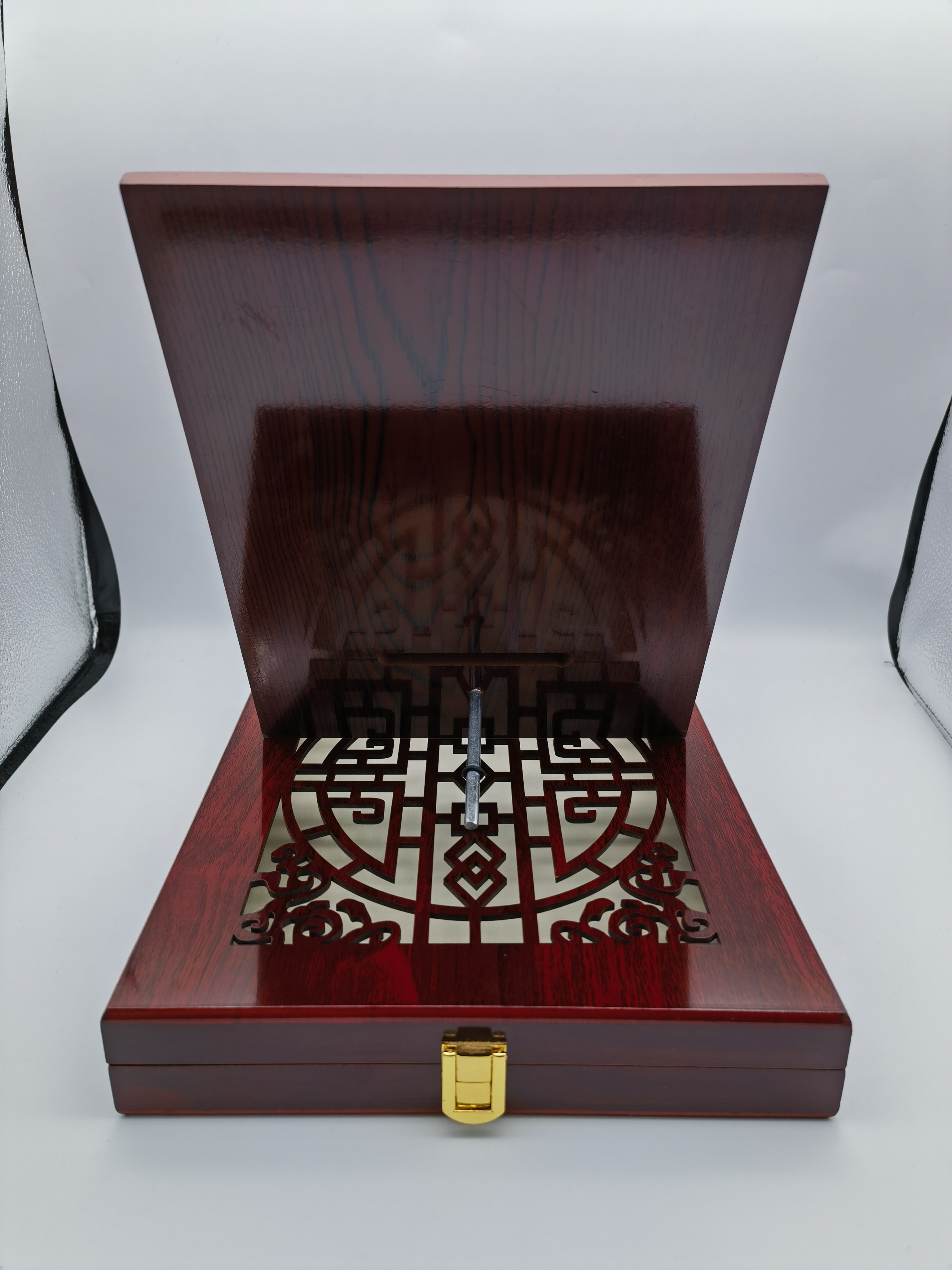 Density board spray-painted wooden box, hollowed-out laser-cut wooden box, gold-foil wooden box details Picture