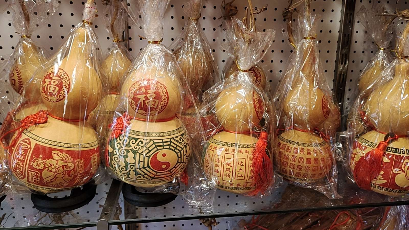 The small gourd is engraved by machine and hand-painted. May you have a lifetime of peace, good fortune, health and happiness, all your wishes come true, and good luck and happiness. details Picture