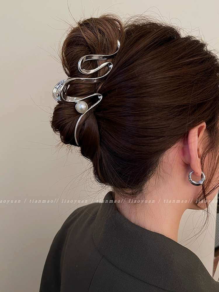 A niche and cold style design hair clip, a shark clip for the back of a woman's head in ins2023, a new high-end updo and gripper in large size detail image 4
