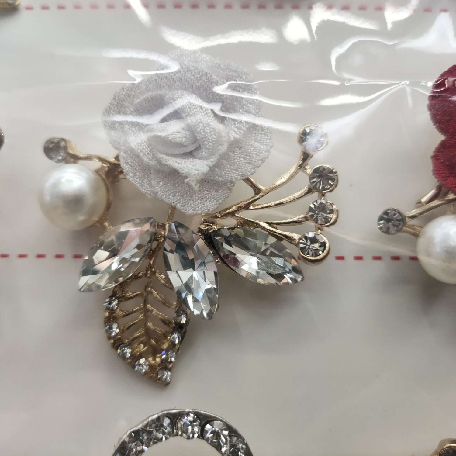 胸针花朵湖蓝，大红，白色细节图