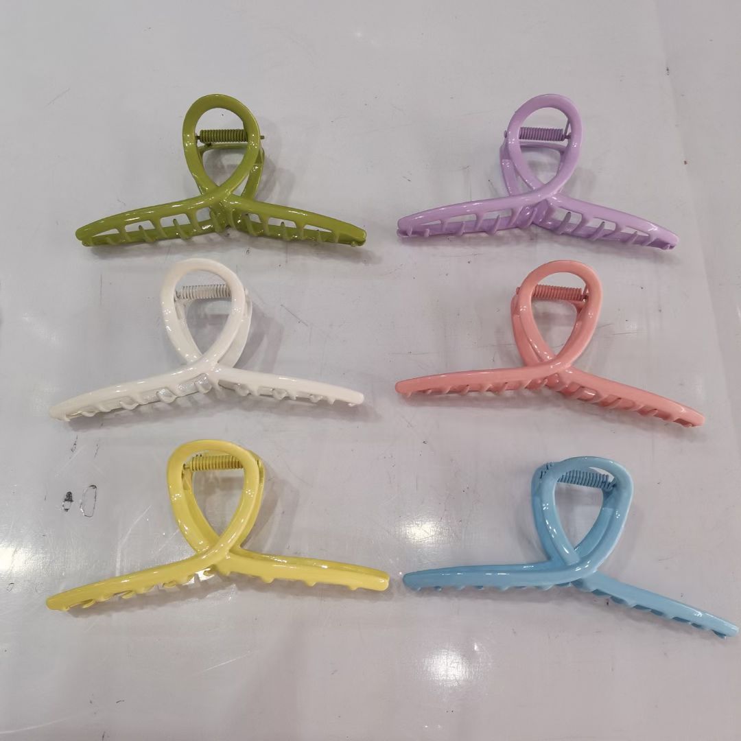 A popular and trendy Korean-style classic fashion candy for women, 11 cm in spring color, alloy iron gripper, crossed square, semi-round moon, Chanel