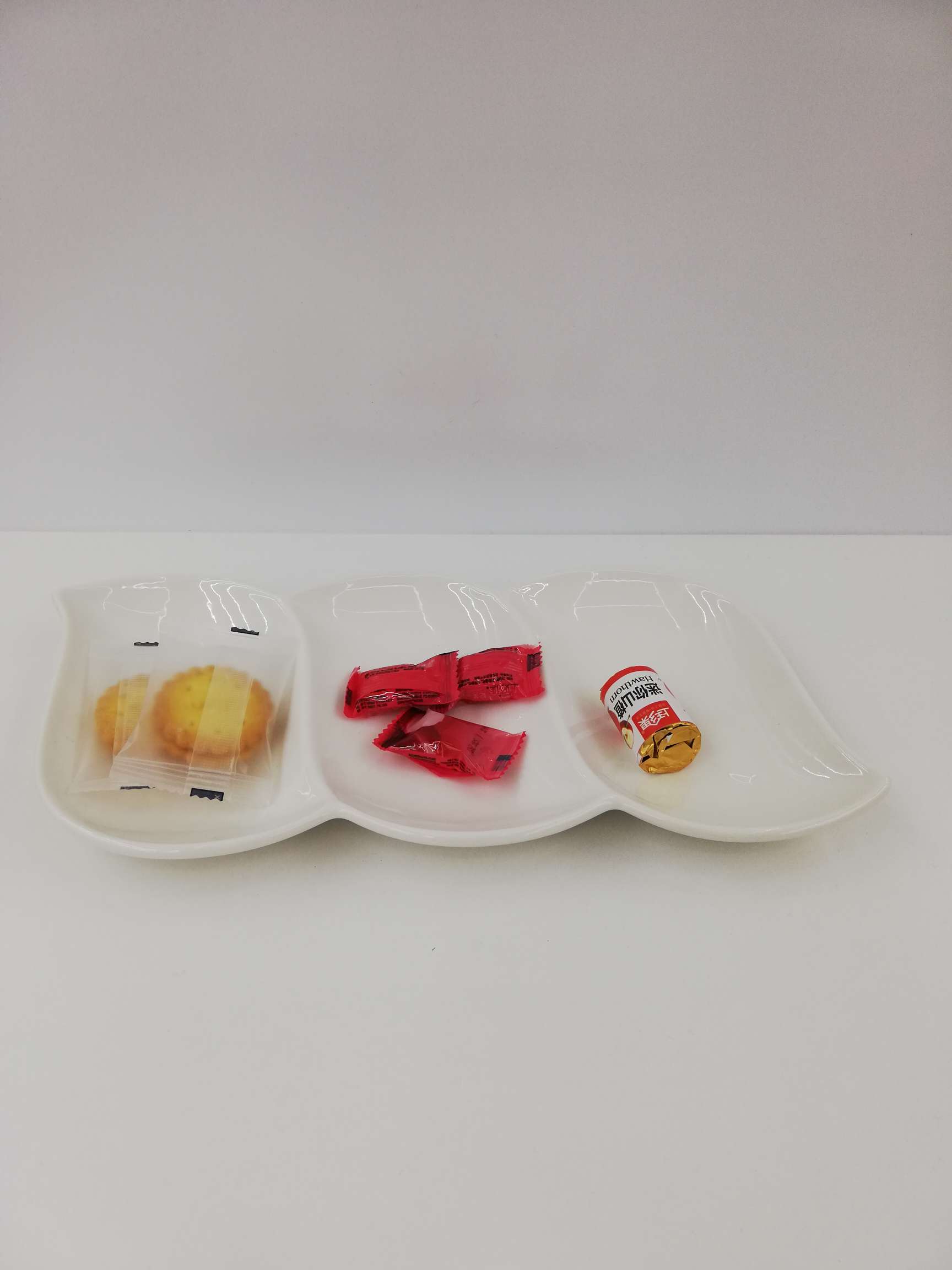 外销爆款经典三连小转角零食盘干果盘陶瓷盘子