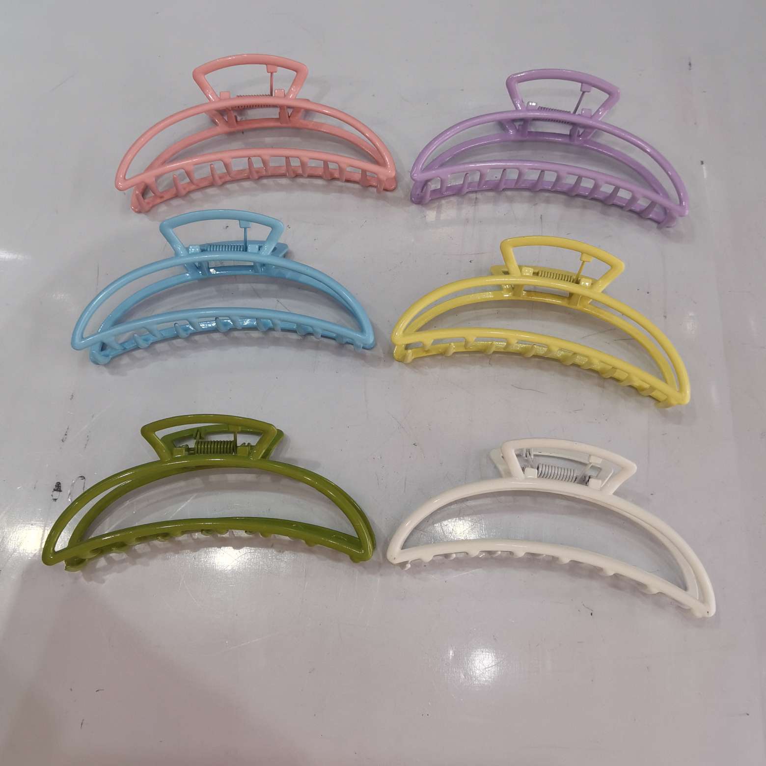 A popular and trendy Korean-style classic fashion candy for women, 11 cm in spring color, alloy iron gripper, crossed square, semi-round moon, Chanel Application Scenario