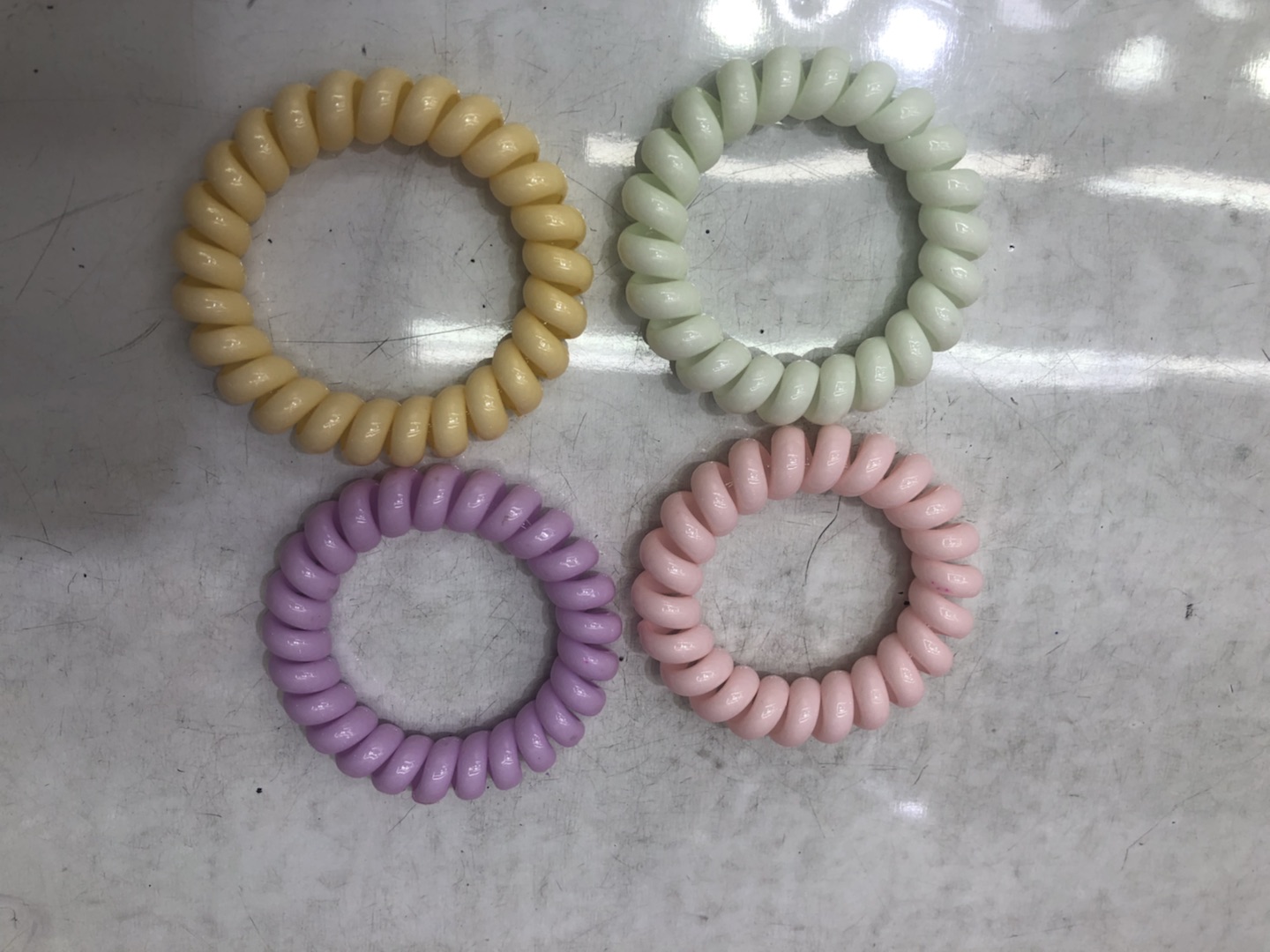 Fine printed large bright silver bracelet, thick bracelet telephone line, large bright silver high-elasticity telephone line hair band, simple and durable high-elasticity hair tie, hair accessory Application Scenario