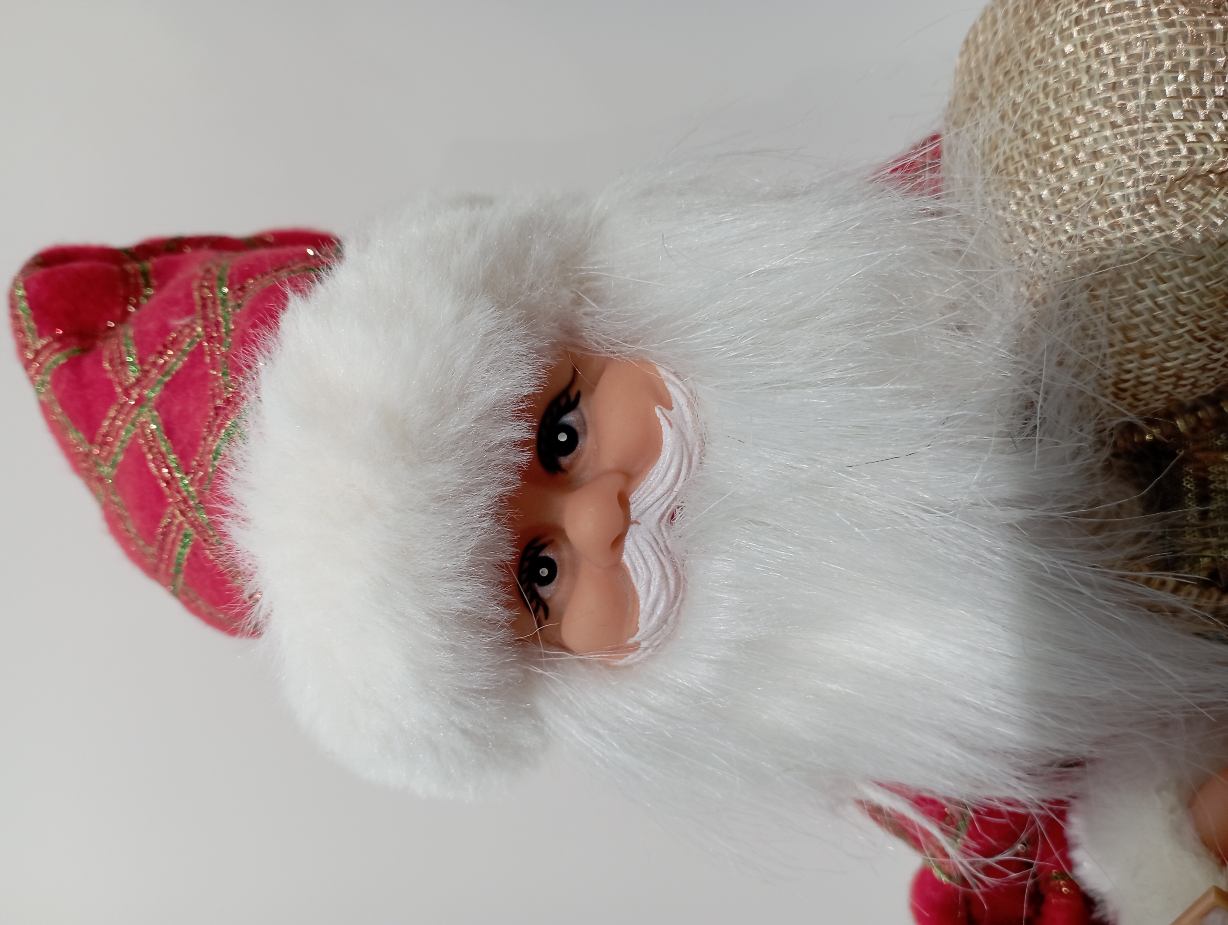 The 9123 Santa Claus doll will hold a sack by hand, the palace lantern will light up with music and Christmas decorations details Picture