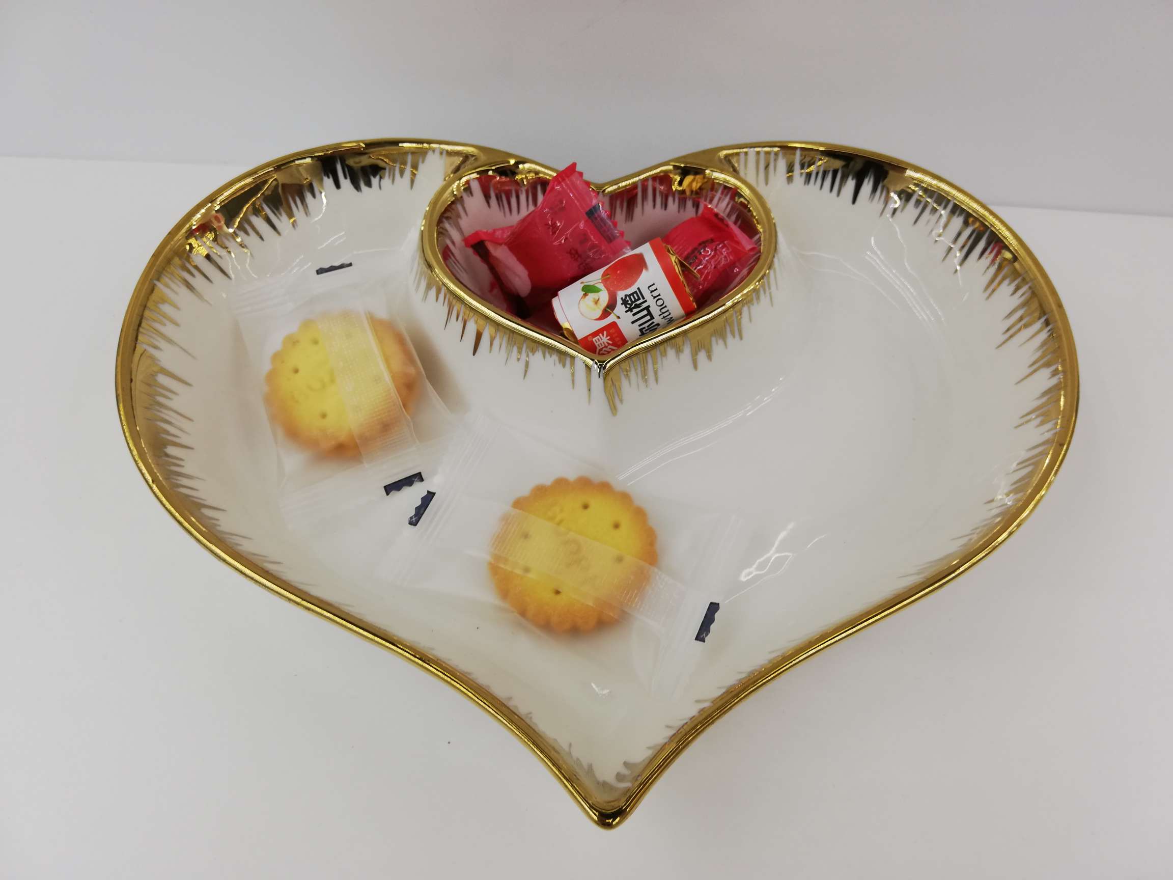 外贸热销款经典双爱心双桃心深盘新颖镀金陶瓷浮雕碗