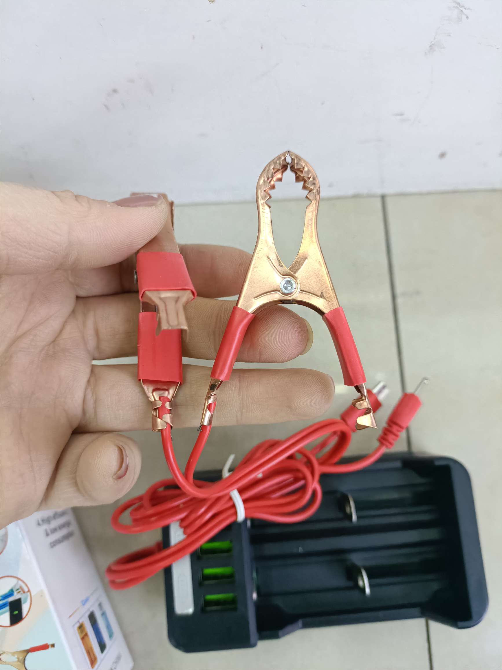 4USB وضع البطارية مع شاحن المشبك الأحمر المزدوج detail image 8