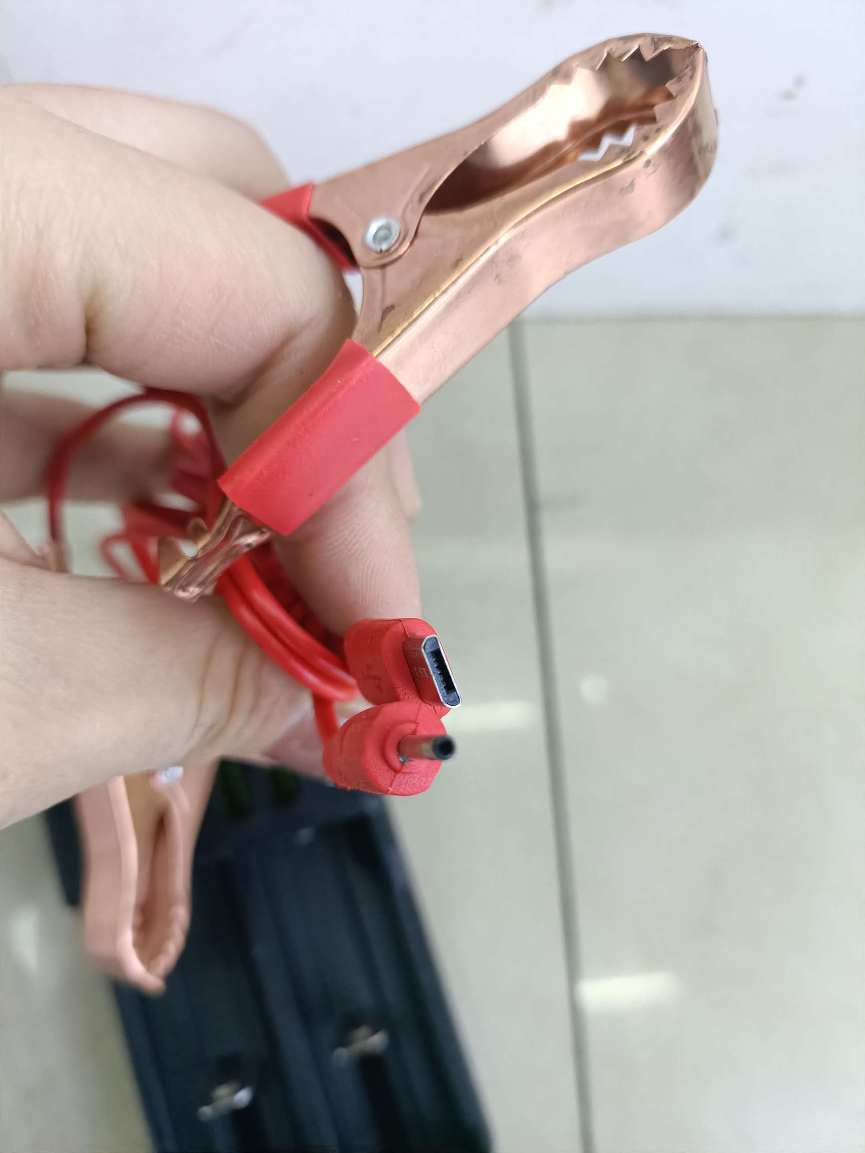 4USB وضع البطارية مع شاحن المشبك الأحمر المزدوج Item Picture