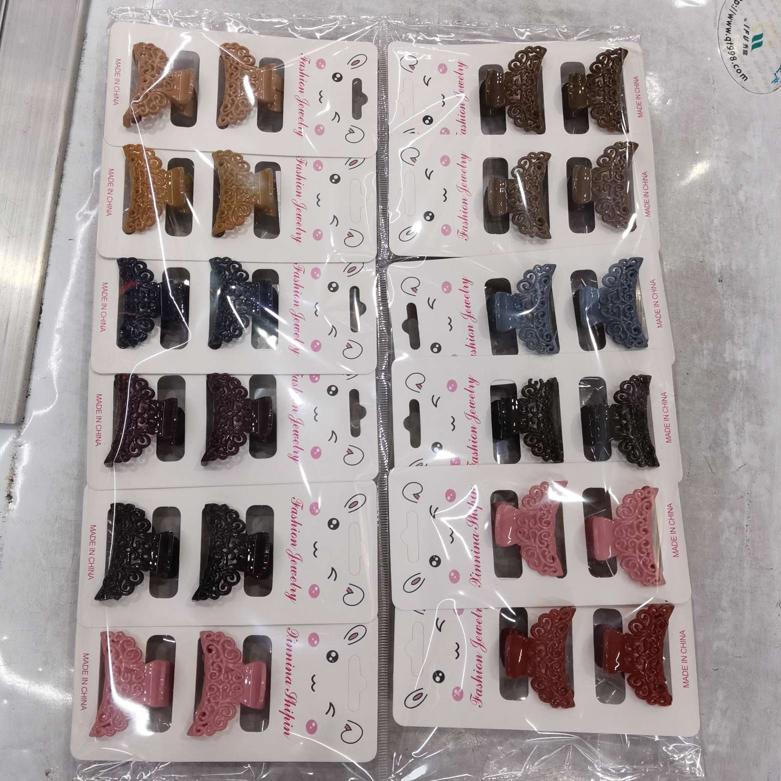 A popular and trendy Korean version, a classic and fashionable Korean version, 4 cm maca color Korean version, 11 colors, a popular and trendy small claw details Picture