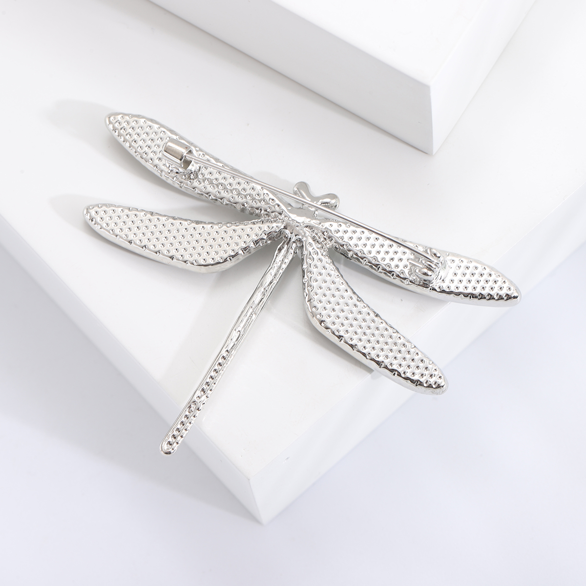 Factory direct sales, creative and light luxury new abalone, shell and dragonfly brooch, anti-glare Application Scenario