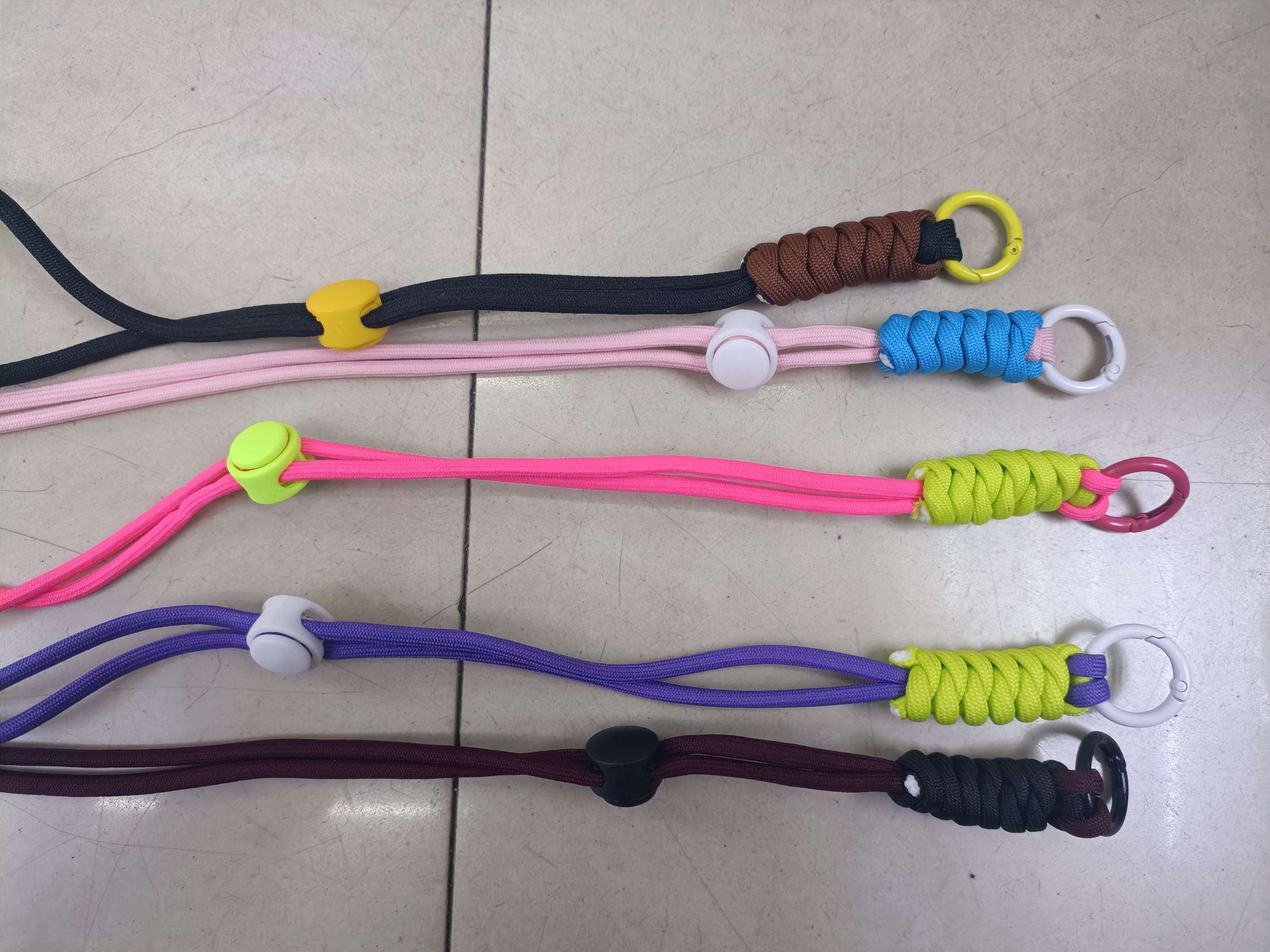 اثنين من الهواتف الخلوية معلقة على بعد متر ونصف detail image 7