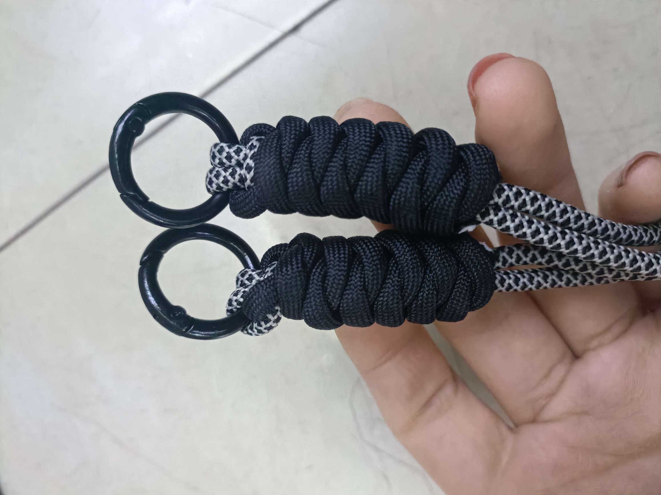 اثنين من الهواتف الخلوية معلقة على بعد متر ونصف details Picture