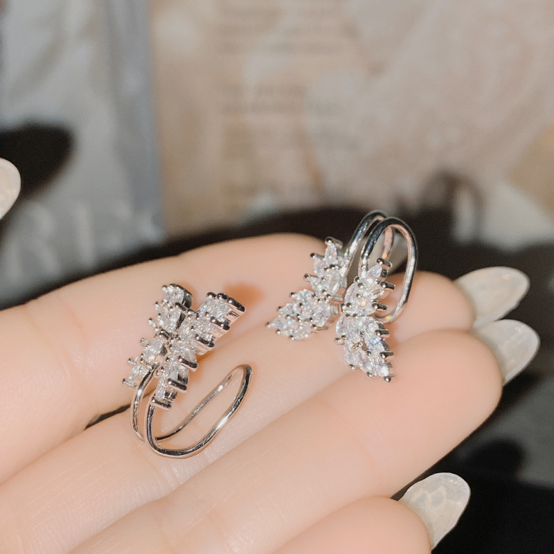 High-end one-piece ear clip without ear holes, 18k micro-inlaid brilliant zirconium diamond butterfly earrings details Picture