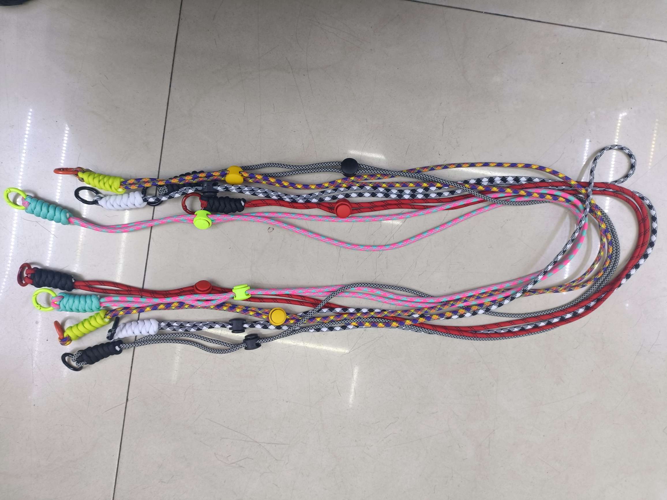اثنين من الهواتف الخلوية معلقة على بعد متر ونصف detail image 3